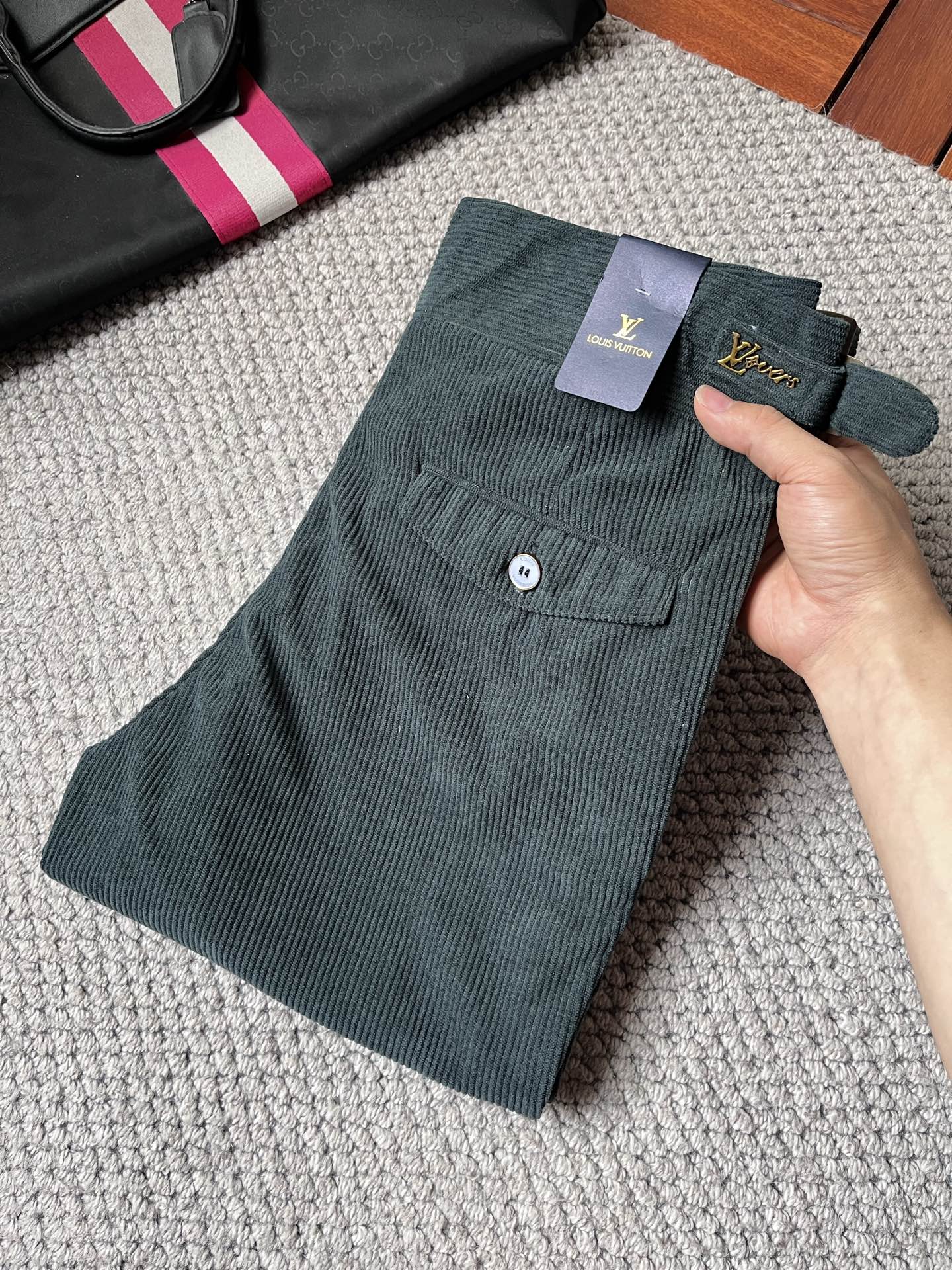 NO:918794,LV casual pants, trousers, new style, four seasons, special fabric for advanced custom pants, customized original hardware, heavy craftsmanship, fine turning and wiring, customized fabric, soft and comfortable, significant texture, exquisite accessories, great upper body effect, complete with three standards, standard size 29-36, no 35 (shipped next day),, louis vuitton,19860909LV 休闲裤 西裤 新款 四季款 高级定制裤子专用面料 定制原版五金 重工工艺打造 车工走线精细 定制面料 柔软舒适 质感显著 辅料精美 上身效果超赞 三标齐全 标准尺码29-36,无35（隔天出货）,,louis vuitton,,Men's clothing