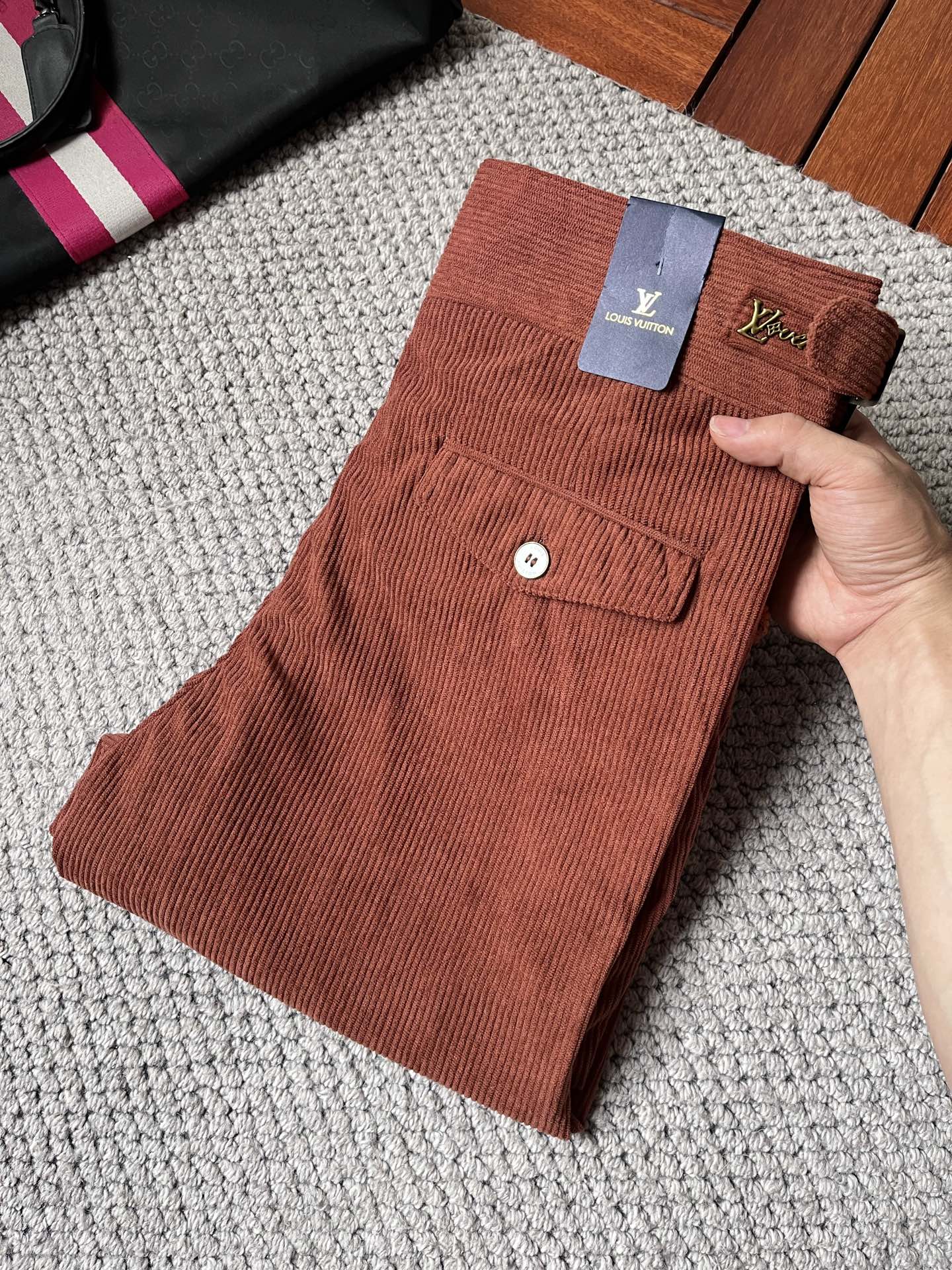 NO:918811,LV casual pants, trousers, new style, four seasons, special fabric for advanced custom pants, customized original hardware, heavy craftsmanship, fine turning and wiring, customized fabric, soft and comfortable, significant texture, exquisite accessories, great upper body effect, complete with three standards, standard size 29-36, no 35 (shipped next day),, louis vuitton,19860909LV休闲裤 西裤 新款 四季款 高级定制裤子专用面料 定制原版五金 重工工艺打造 车工走线精细 定制面料 柔软舒适 质感显著 辅料精美 上身效果超赞 三标齐全 标准尺码29-36,无35（隔天出货）,,louis vuitton,,Men's clothing