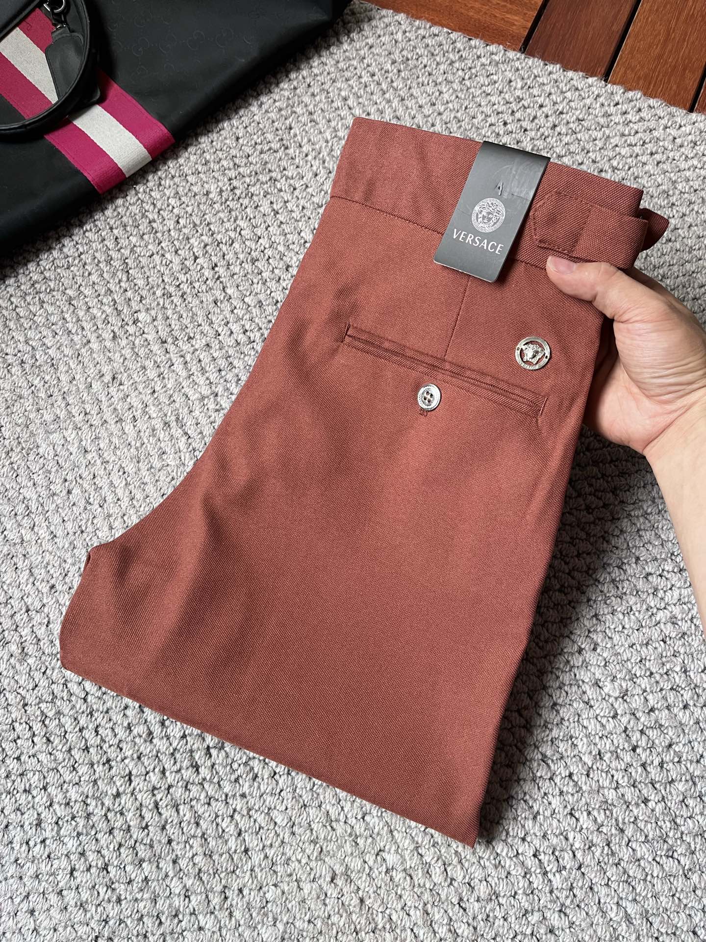 NO:918807,VERSACE Versace casual pants, trousers, new style, four seasons, special fabric for advanced custom pants, customized original hardware, heavy craftsmanship, fine turning and routing, customized fabric, soft and comfortable, significant texture, exquisite accessories, great upper body effect, complete three standards, standard size 29-36, no 35 (shipped next day),,versace,versace,19860909VERSACE范思哲 休闲裤 西裤 新款 四季款 高级定制裤子专用面料 定制原版五金 重工工艺打造 车工走线精细 定制面料 柔软舒适 质感显著 辅料精美 上身效果超赞 三标齐全 标准尺码29-36,无35（隔天出货）,,versace,versace,,Men's clothing