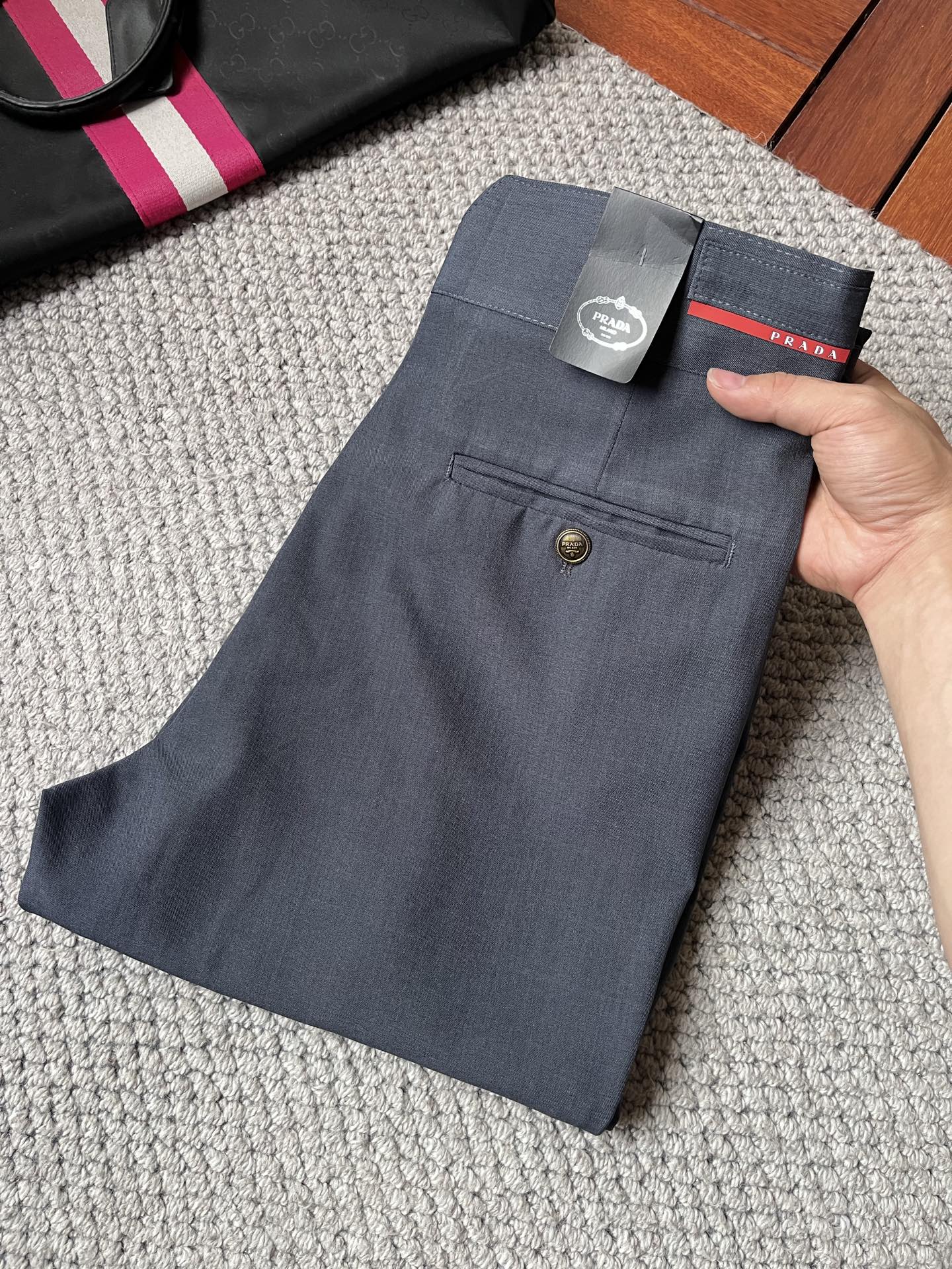 NO:918805,Prada casual pants, trousers, new style, four-season style, special fabric for advanced custom pants, customized original hardware, heavy craftsmanship, fine turning and wiring, customized fabric, soft and comfortable, significant texture, exquisite accessories, great upper body effect, complete with three standards, standard size 29-36, no 35 (shipped next day),, prada,19860909普拉达休闲裤 西裤 新款 四季款 高级定制裤子专用面料 定制原版五金 重工工艺打造 车工走线精细 定制面料 柔软舒适 质感显著 辅料精美 上身效果超赞 三标齐全 标准尺码29-36,无35（隔天出货）,,prada,,Men's clothing