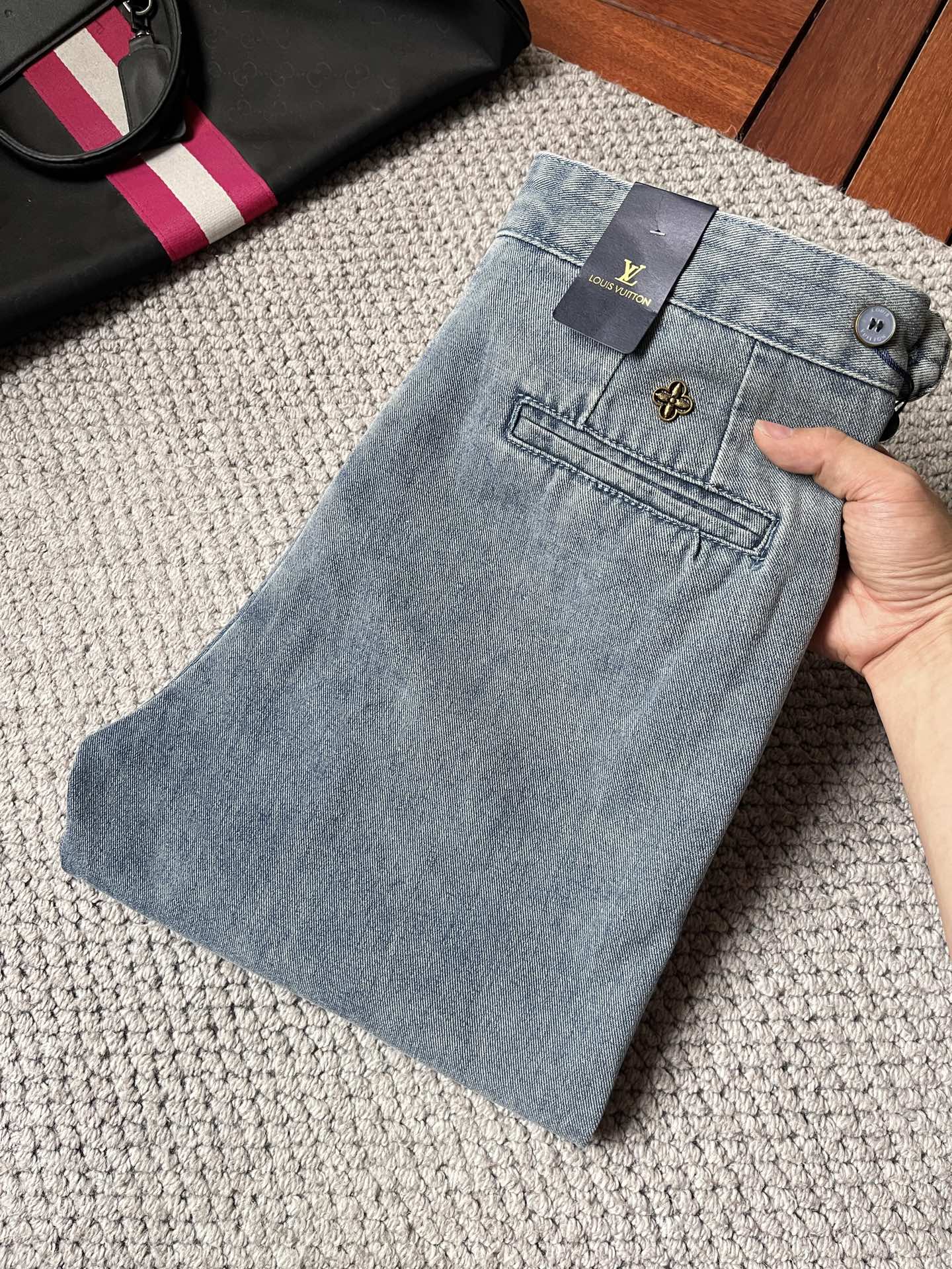 NO:918803,LV casual jeans new style, four seasons style, special fabric for advanced custom pants, customized original hardware, heavy craftsmanship, fine turning and routing, customized fabric, soft and comfortable, significant texture, exquisite accessories, great upper body effect, complete with three standards, standard size 29-36, no 35 (shipped next day),,louis vuitton,jeans,19860909LV 休闲牛仔裤新款 四季款 高级定制裤子专用面料 定制原版五金 重工工艺打造 车工走线精细 定制面料 柔软舒适 质感显著 辅料精美 上身效果超赞 三标齐全 标准尺码29-36,无35（隔天出货）,,louis vuitton,jeans,,Men's clothing