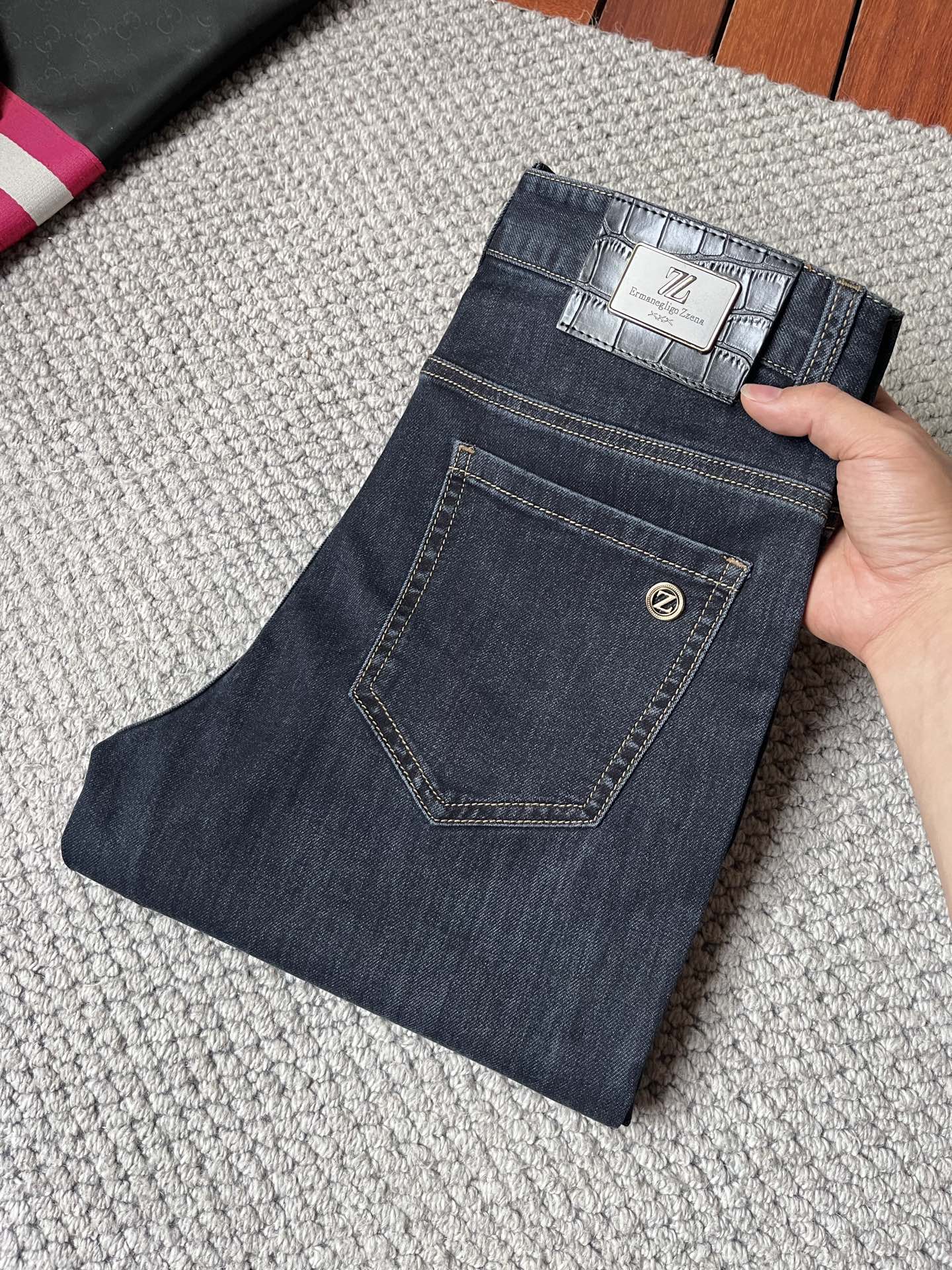 NO:927130,Ermenegildo Zegna's 2016 official website's high-end new products are original and a few handsome jeans, 100% original and versatile!  This year's latest popular style design is made of denim fabric made of imported Turkish cotton. It is comfortable on the upper body and has a tall and stylish tailoring design!  Low-key yet luxurious, with a super-feeling upper body that is exquisite and lively, simplicity is beauty. It is perfect for everything, a must-have item for handsome men!  Original logo personality, fashion, charm, size 29-38,,zegna,jeans,19860909杰尼亚2016官网高端新品原单少数帅爆牛仔裤,百分百原单 百搭神器！今年最新流行的风格设计款式,采用进口土耳其的棉花制作成的单宁布,上身舒适,剪裁设计挺拔有型！低调不失奢华 超有feel上身精致跃然,简单就是美.完爆一切,型男必备单品！原版logo个性 时尚 魅力码数29-38,,zegna,jeans,,Men's clothing