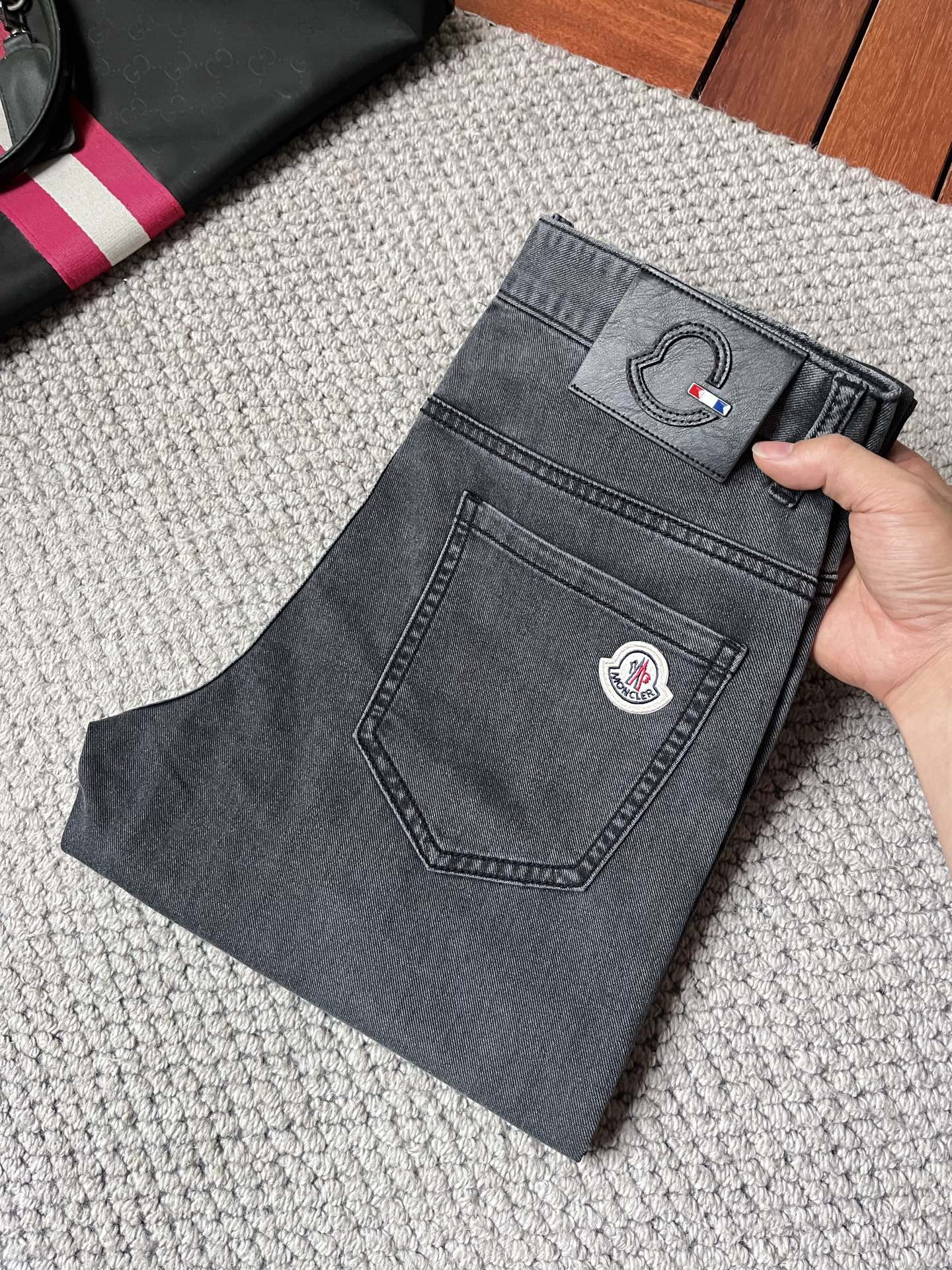 NO:927120,Mengkou 2016 official website high-end new products, original orders, a few handsome jeans, 100% original orders, versatile artifact!  This year's latest popular style design is made of denim fabric made of imported Turkish cotton. It is comfortable on the upper body and has a tall and stylish tailoring design!  Low-key yet luxurious, with a super-feeling upper body that is exquisite and lively, simplicity is beauty. It is perfect for everything, a must-have item for handsome men!  Original logo personality, fashion, charm, size 29-38, Moncler, jeans,19860909蒙口2016官网高端新品原单少数帅爆牛仔裤,百分百原单 百搭神器！今年最新流行的风格设计款式,采用进口土耳其的棉花制作成的单宁布,上身舒适,剪裁设计挺拔有型！低调不失奢华 超有feel上身精致跃然,简单就是美.完爆一切,型男必备单品！原版logo个性 时尚 魅力码数29-38,,Moncler,jeans,,Men's clothing