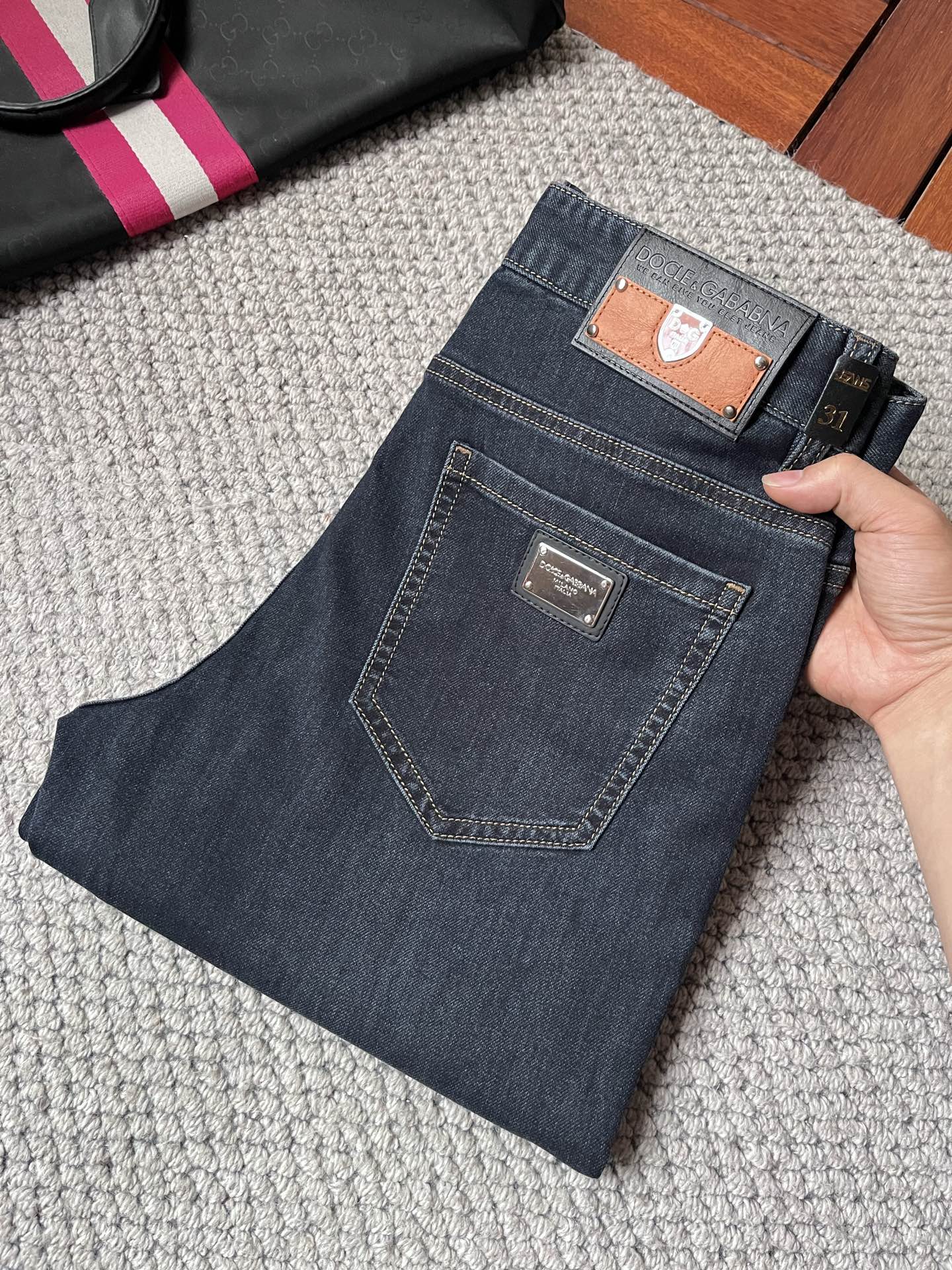 NO:927109,DG2016 official website's high-end new products are original and a few cool jeans, 100% original and versatile!  This year's latest popular style design is made of denim fabric made of imported Turkish cotton. It is comfortable on the upper body and has a tall and stylish tailoring design!  Low-key yet luxurious, with a super-feeling upper body that is exquisite and lively, simplicity is beauty. It is perfect for everything, a must-have item for handsome men!  Original logo, personality, fashion, charm, size 29-38,,jeans,19860909DG2016官网高端新品原单少数帅爆牛仔裤,百分百原单 百搭神器！今年最新流行的风格设计款式,采用进口土耳其的棉花制作成的单宁布,上身舒适,剪裁设计挺拔有型！低调不失奢华 超有feel上身精致跃然,简单就是美.完爆一切,型男必备单品！原版logo个性 时尚 魅力码数29-38,,jeans,,Men's clothing