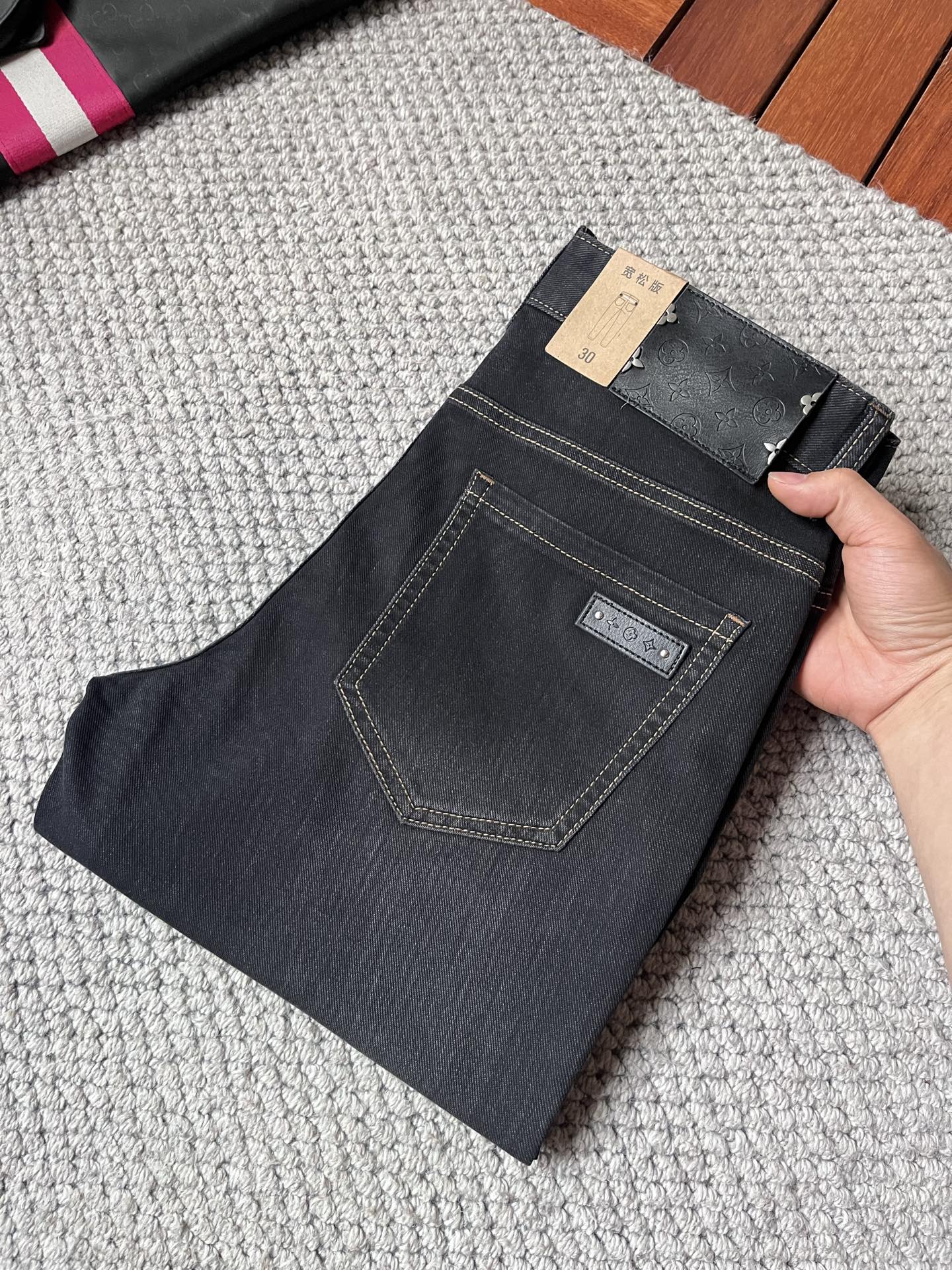 NO:927084,LV2016 official website high-end new products, original orders, a small number of handsome jeans, 100% original orders, versatile artifact!  This year's latest popular style design is made of denim fabric made of imported Turkish cotton. It is comfortable on the upper body and has a tall and stylish tailoring design!  Low-key yet luxurious, with a super-feeling upper body that is exquisite and lively, simplicity is beauty. It is perfect for everything, a must-have item for handsome men!  Original logo personality, fashion, charm, code number 29-38, Louis Vuitton, Jeans,19860909LV2016官网高端新品原单少数帅爆牛仔裤,百分百原单 百搭神器！今年最新流行的风格设计款式,采用进口土耳其的棉花制作成的单宁布,上身舒适,剪裁设计挺拔有型！低调不失奢华 超有feel上身精致跃然,简单就是美.完爆一切,型男必备单品！原版logo个性 时尚 魅力码数29-38,,louis vuitton,jeans,,Men's clothing