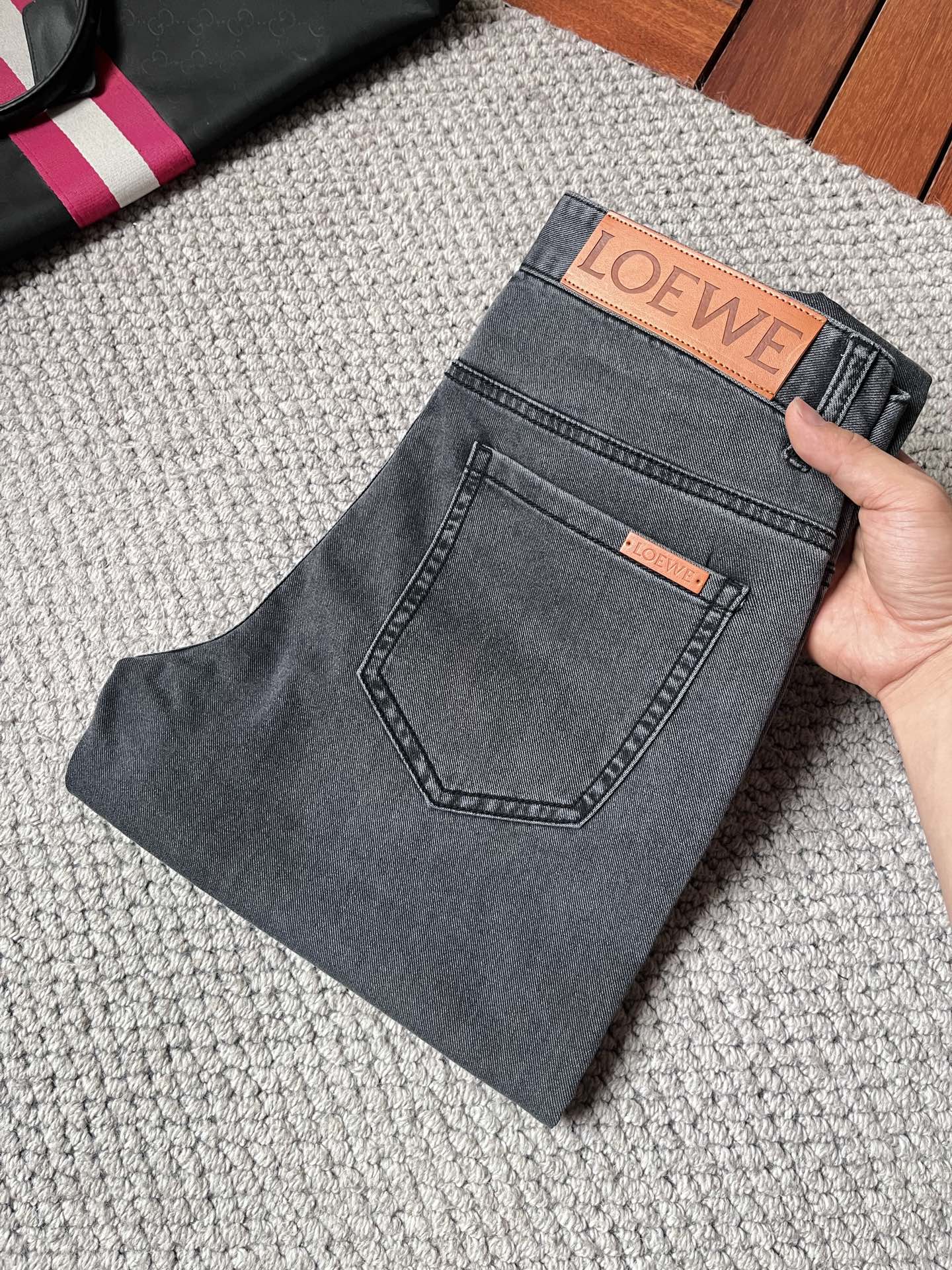 NO:906123,Luo Yiwei's 2016 official website high-end new products are original and a few handsome jeans, 100% original and versatile!  This year's latest popular style design is made of denim fabric made of imported Turkish cotton. It is comfortable on the upper body and has a tall and stylish tailoring design!  Low-key yet luxurious, with a super-feeling upper body that is exquisite and lively, simplicity is beauty. It is perfect for everything, a must-have item for handsome men!  Original logo personality, fashion, charm, size 29-38,,loewe,jeans,19860909罗意威2016官网高端新品原单少数帅爆牛仔裤,百分百原单 百搭神器！今年最新流行的风格设计款式,采用进口土耳其的棉花制作成的单宁布,上身舒适,剪裁设计挺拔有型！低调不失奢华 超有feel上身精致跃然,简单就是美.完爆一切,型男必备单品！原版logo个性 时尚 魅力码数29-38,,loewe,jeans,,Men's clothing