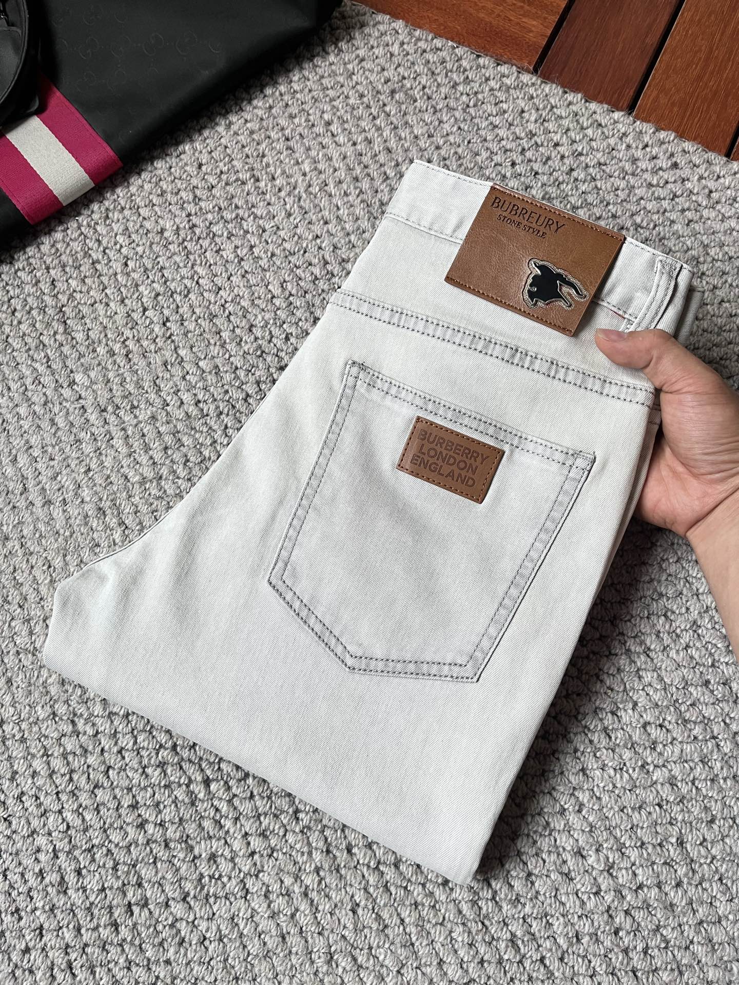 NO:927071,Burberry's 2016 official website high-end new products are original and a few cool jeans, 100% original and versatile!  This year's latest popular style design is made of denim fabric made of imported Turkish cotton. It is comfortable on the upper body and has a tall and stylish tailoring design!  Low-key yet luxurious, with a super-feeling upper body that is exquisite and lively, simplicity is beauty. It is perfect for everything, a must-have item for handsome men!  Original logo personality, fashion, charm, size 29-38, burberry, jeans,19860909巴宝莉2016官网高端新品原单少数帅爆牛仔裤,百分百原单 百搭神器！今年最新流行的风格设计款式,采用进口土耳其的棉花制作成的单宁布,上身舒适,剪裁设计挺拔有型！低调不失奢华 超有feel上身精致跃然,简单就是美.完爆一切,型男必备单品！原版logo个性 时尚 魅力码数29-38,,burberry,jeans,,Men's clothing