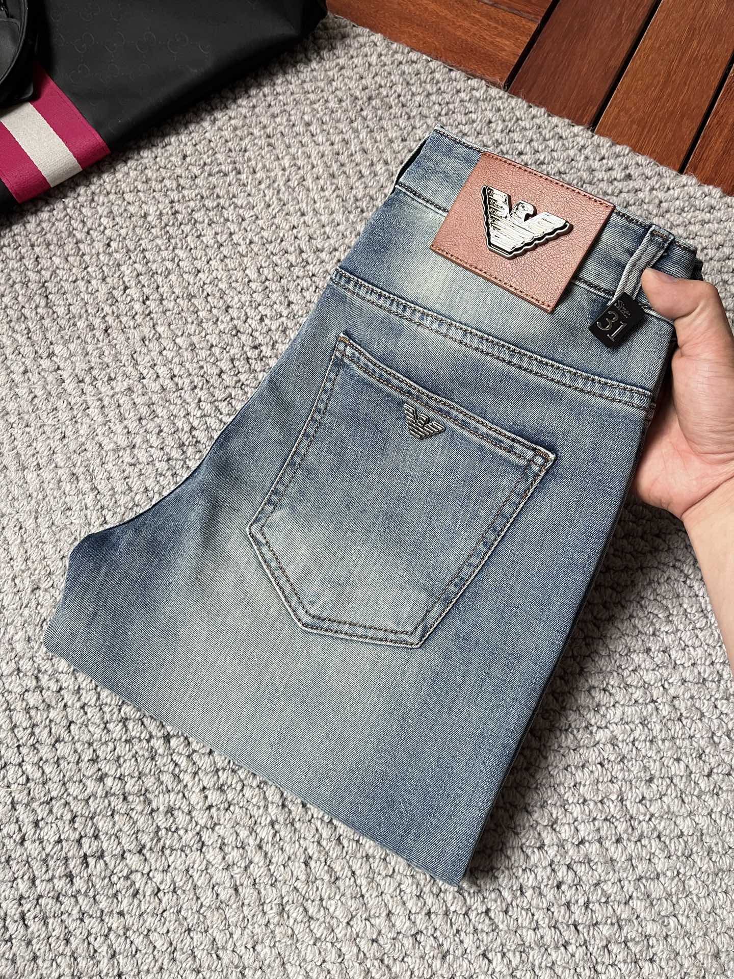 NO:927164,Armani's 2016 official website high-end new products are original and a few cool jeans, 100% original and versatile!  This year's latest popular style design is made of denim fabric made of imported Turkish cotton. It is comfortable on the upper body and has a tall and stylish tailoring design!  Low-key yet luxurious, with a super-feeling upper body that is exquisite and lively, simplicity is beauty. It is perfect for everything, a must-have item for handsome men!  Original logo personality, fashion, charm, size 29-38, armani, jeans,19860909阿玛尼2016官网高端新品原单少数帅爆牛仔裤,百分百原单 百搭神器！今年最新流行的风格设计款式,采用进口土耳其的棉花制作成的单宁布,上身舒适,剪裁设计挺拔有型！低调不失奢华 超有feel上身精致跃然,简单就是美.完爆一切,型男必备单品！原版logo个性 时尚 魅力码数29-38,,armani,jeans,,Men's clothing