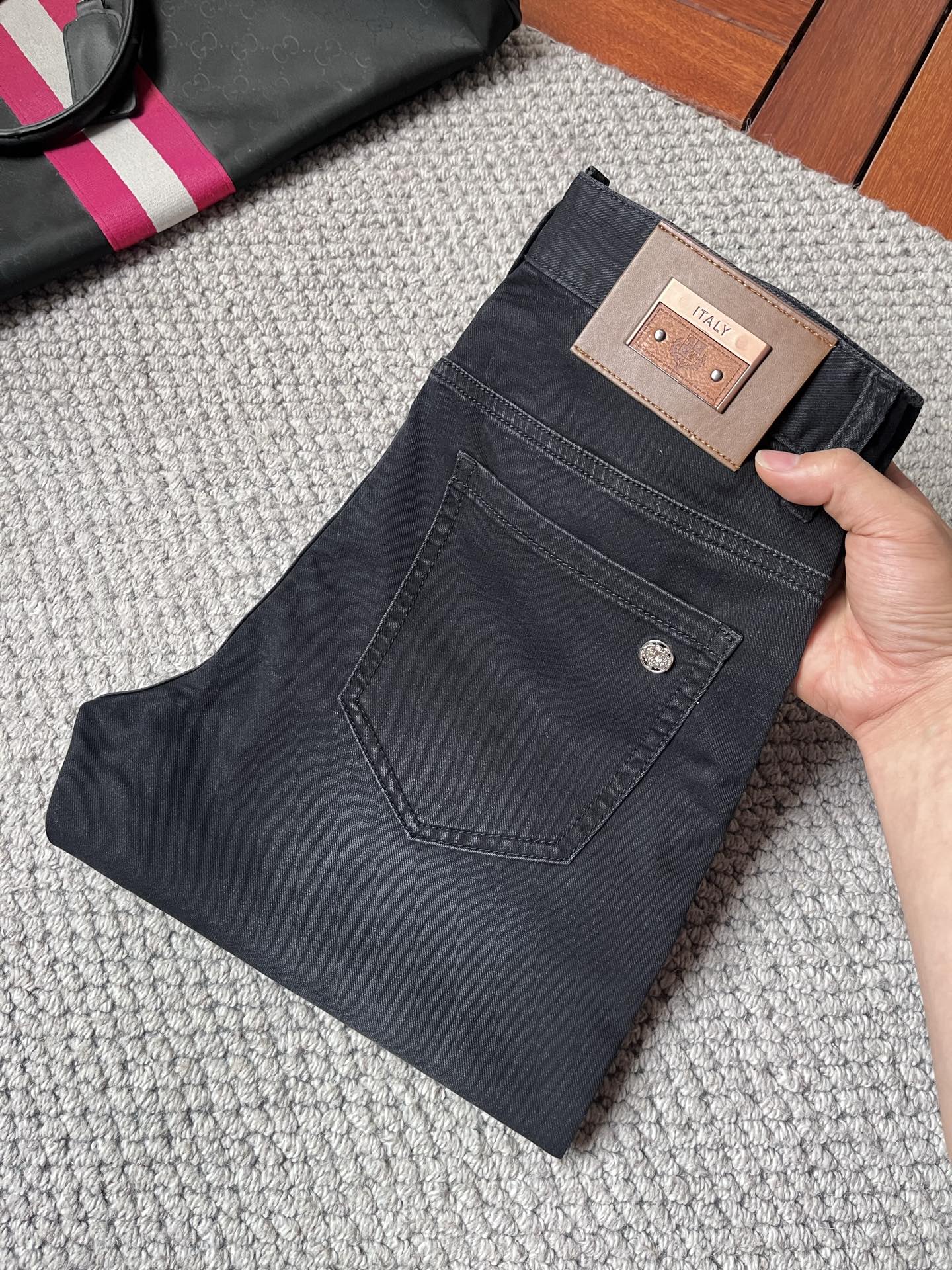 NO:906129,dr2016 official website high-end new product original order few handsome jeans, 100% original order versatile artifact!  This year's latest popular style design is made of denim fabric made of imported Turkish cotton. It is comfortable on the upper body and has a tall and stylish tailoring design!  Low-key yet luxurious, with a super-feeling upper body that is exquisite and lively, simplicity is beauty. It is perfect for everything, a must-have item for handsome men!  Original logo, personality, fashion, charm, size 29-38,,jeans,19860909dr2016官网高端新品原单少数帅爆牛仔裤,百分百原单 百搭神器！今年最新流行的风格设计款式,采用进口土耳其的棉花制作成的单宁布,上身舒适,剪裁设计挺拔有型！低调不失奢华 超有feel上身精致跃然,简单就是美.完爆一切,型男必备单品！原版logo个性 时尚 魅力码数29-38,,jeans,,Men's clothing