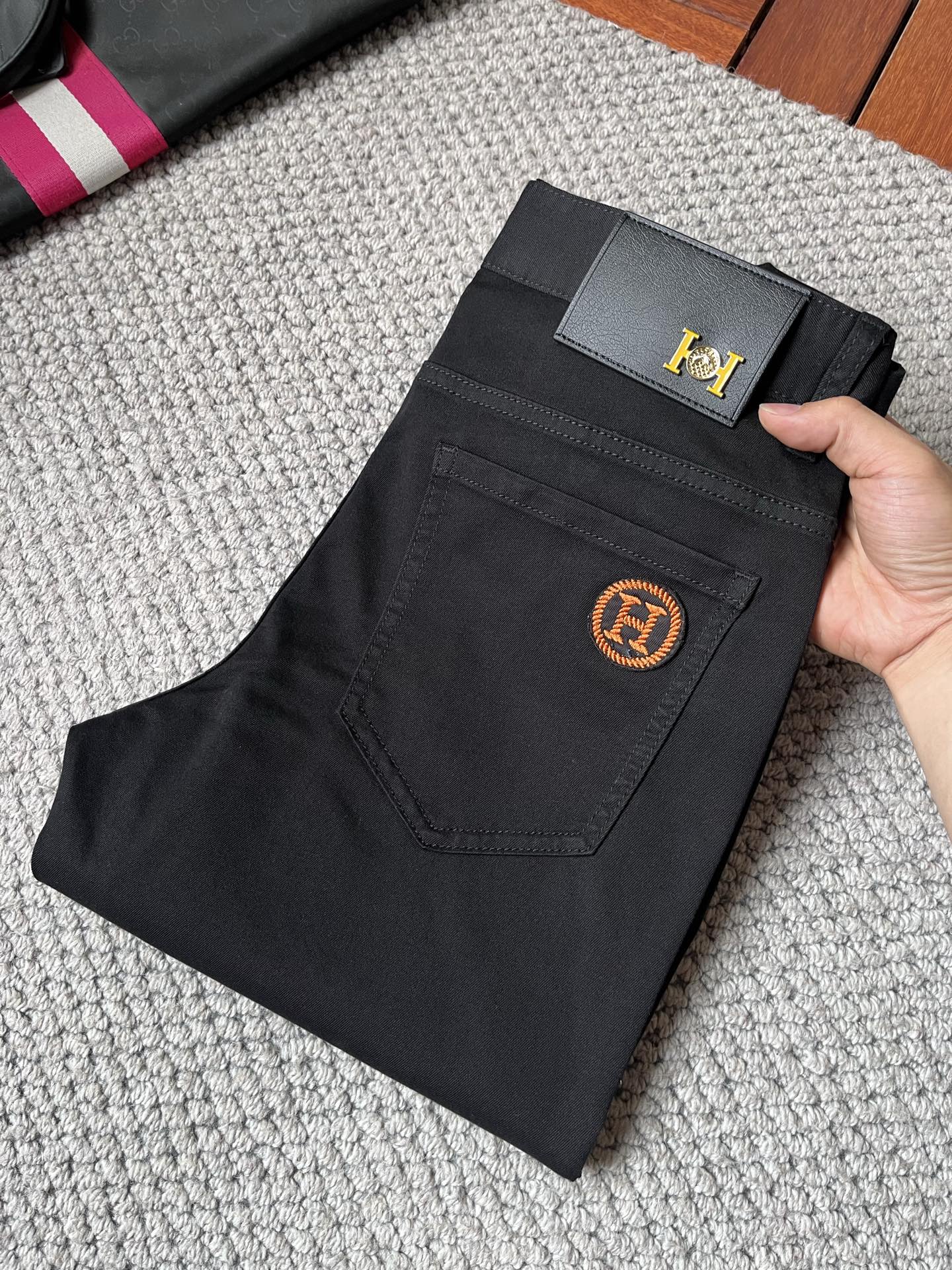 NO:927148,Hermès 2016 official website high-end new products original order a few handsome jeans, 100% original order versatile artifact!  This year's latest popular style design is made of denim fabric made of imported Turkish cotton. It is comfortable on the upper body and has a tall and stylish tailoring design!  Low-key yet luxurious, with a super-feeling upper body that is exquisite and lively, simplicity is beauty. It is perfect for everything, a must-have item for handsome men!  Original logo personality, fashion, charm, size 29-38, hermes, jeans,19860909爱马仕2016官网高端新品原单少数帅爆牛仔裤,百分百原单 百搭神器！今年最新流行的风格设计款式,采用进口土耳其的棉花制作成的单宁布,上身舒适,剪裁设计挺拔有型！低调不失奢华 超有feel上身精致跃然,简单就是美.完爆一切,型男必备单品！原版logo个性 时尚 魅力码数29-38,,hermes,jeans,,Men's clothing