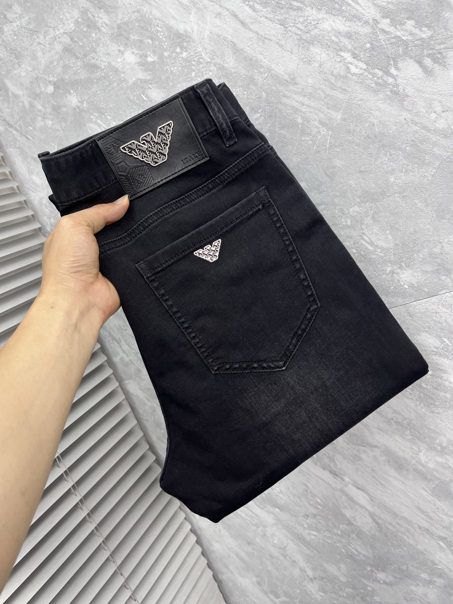 NO:906680,Armani's 2016 official website high-end new products are original and a few cool jeans, 100% original and versatile!  This year's latest popular style design is made of denim fabric made of imported Turkish cotton. It is comfortable on the upper body and has a tall and stylish tailoring design!  Low-key yet luxurious, with a super-feeling upper body that is exquisite and lively, simplicity is beauty. It is perfect for everything, a must-have item for handsome men!  Original logo personality, fashion, charm, size 29-38, armani, jeans,19860909阿玛尼2016官网高端新品原单少数帅爆牛仔裤,百分百原单 百搭神器！今年最新流行的风格设计款式,采用进口土耳其的棉花制作成的单宁布,上身舒适,剪裁设计挺拔有型！低调不失奢华 超有feel上身精致跃然,简单就是美.完爆一切,型男必备单品！原版logo个性 时尚 魅力码数29-38,,armani,jeans,,Men's clothing