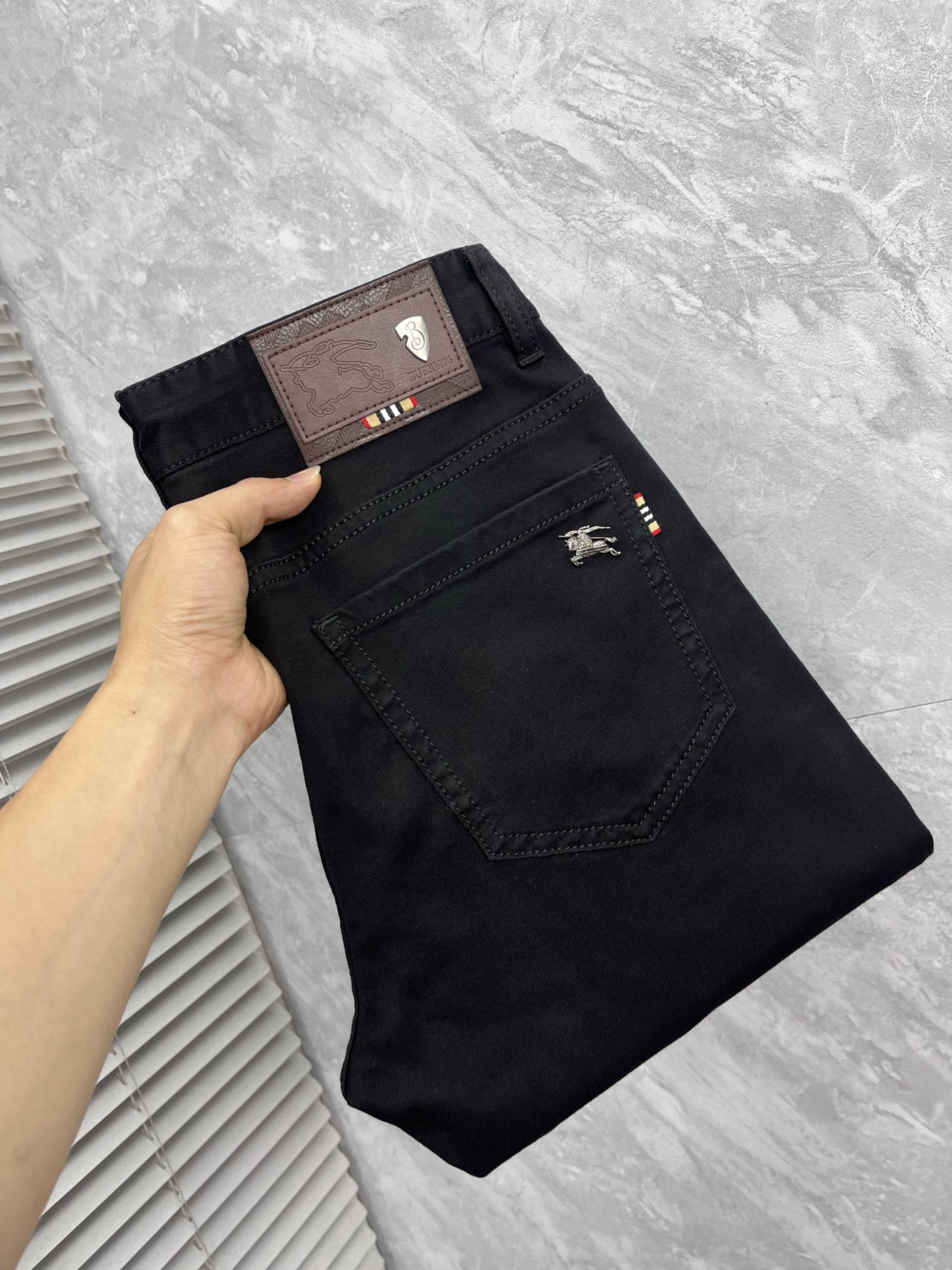 NO:906676,Burberry's 2016 official website high-end new products are original and a few cool jeans, 100% original and versatile!  This year's latest popular style design is made of denim fabric made of imported Turkish cotton. It is comfortable on the upper body and has a tall and stylish tailoring design!  Low-key yet luxurious, with a super-feeling upper body that is exquisite and lively, simplicity is beauty. It is perfect for everything, a must-have item for handsome men!  Original logo personality, fashion, charm, size 29-38, burberry, jeans,19860909巴宝莉2016官网高端新品原单少数帅爆牛仔裤,百分百原单 百搭神器！今年最新流行的风格设计款式,采用进口土耳其的棉花制作成的单宁布,上身舒适,剪裁设计挺拔有型！低调不失奢华 超有feel上身精致跃然,简单就是美.完爆一切,型男必备单品！原版logo个性 时尚 魅力码数29-38,,burberry,jeans,,Men's clothing