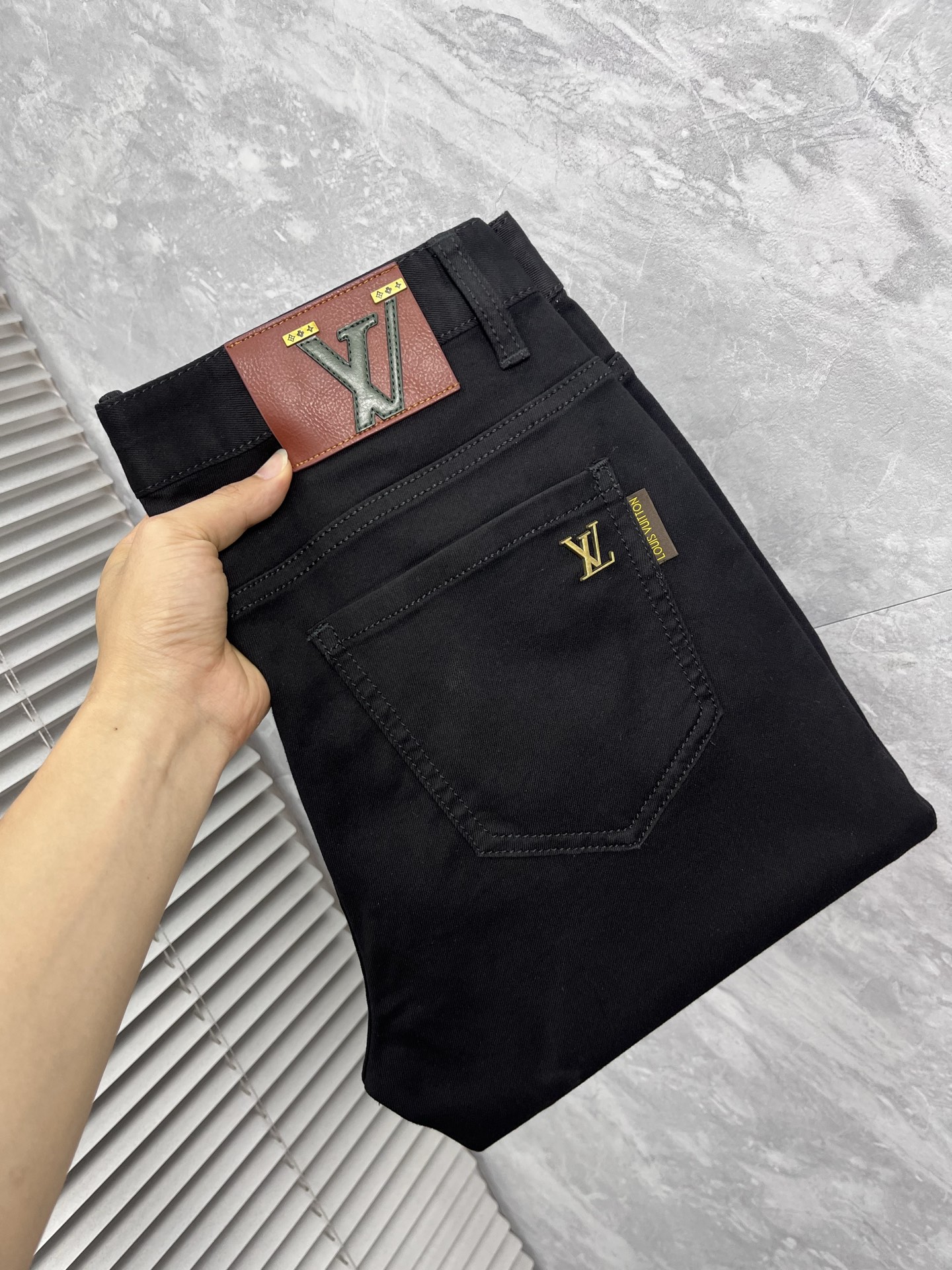 NO:906672,lv2016 official website high-end new products, original orders, a small number of handsome jeans, 100% original orders, versatile artifact!  This year's latest popular style design is made of denim fabric made of imported Turkish cotton. It is comfortable on the upper body and has a tall and stylish tailoring design!  Low-key yet luxurious, with a super-feeling upper body that is exquisite and lively, simplicity is beauty. It is perfect for everything, a must-have item for handsome men!  Original logo personality, fashion, charm, code number 29-38, Louis Vuitton, Jeans,19860909lv2016官网高端新品原单少数帅爆牛仔裤,百分百原单 百搭神器！今年最新流行的风格设计款式,采用进口土耳其的棉花制作成的单宁布,上身舒适,剪裁设计挺拔有型！低调不失奢华 超有feel上身精致跃然,简单就是美.完爆一切,型男必备单品！原版logo个性 时尚 魅力码数29-38,,louis vuitton,jeans,,Men's clothing