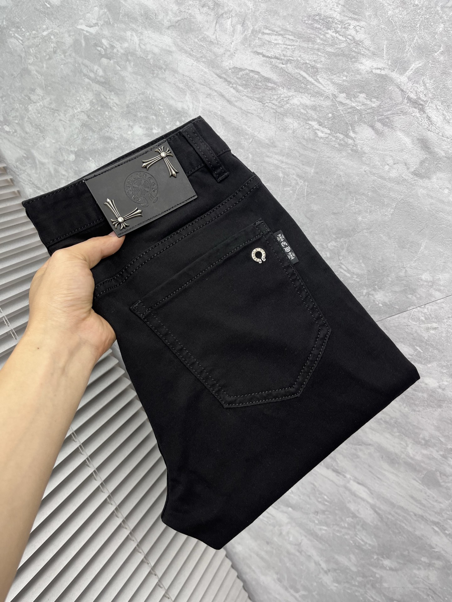 NO:906668,Croxin's 2016 official website high-end new products are original and a few handsome jeans, 100% original and versatile!  This year's latest popular style design is made of denim fabric made of imported Turkish cotton. It is comfortable on the upper body and has a tall and stylish tailoring design!  Low-key yet luxurious, with a super-feeling upper body that is exquisite and lively, simplicity is beauty. It is perfect for everything, a must-have item for handsome men!  Original logo personality, fashion, charm, size 29-38, chrome hearts, jeans,19860909克罗心2016官网高端新品原单少数帅爆牛仔裤,百分百原单 百搭神器！今年最新流行的风格设计款式,采用进口土耳其的棉花制作成的单宁布,上身舒适,剪裁设计挺拔有型！低调不失奢华 超有feel上身精致跃然,简单就是美.完爆一切,型男必备单品！原版logo个性 时尚 魅力码数29-38,,chrome hearts,jeans,,Men's clothing