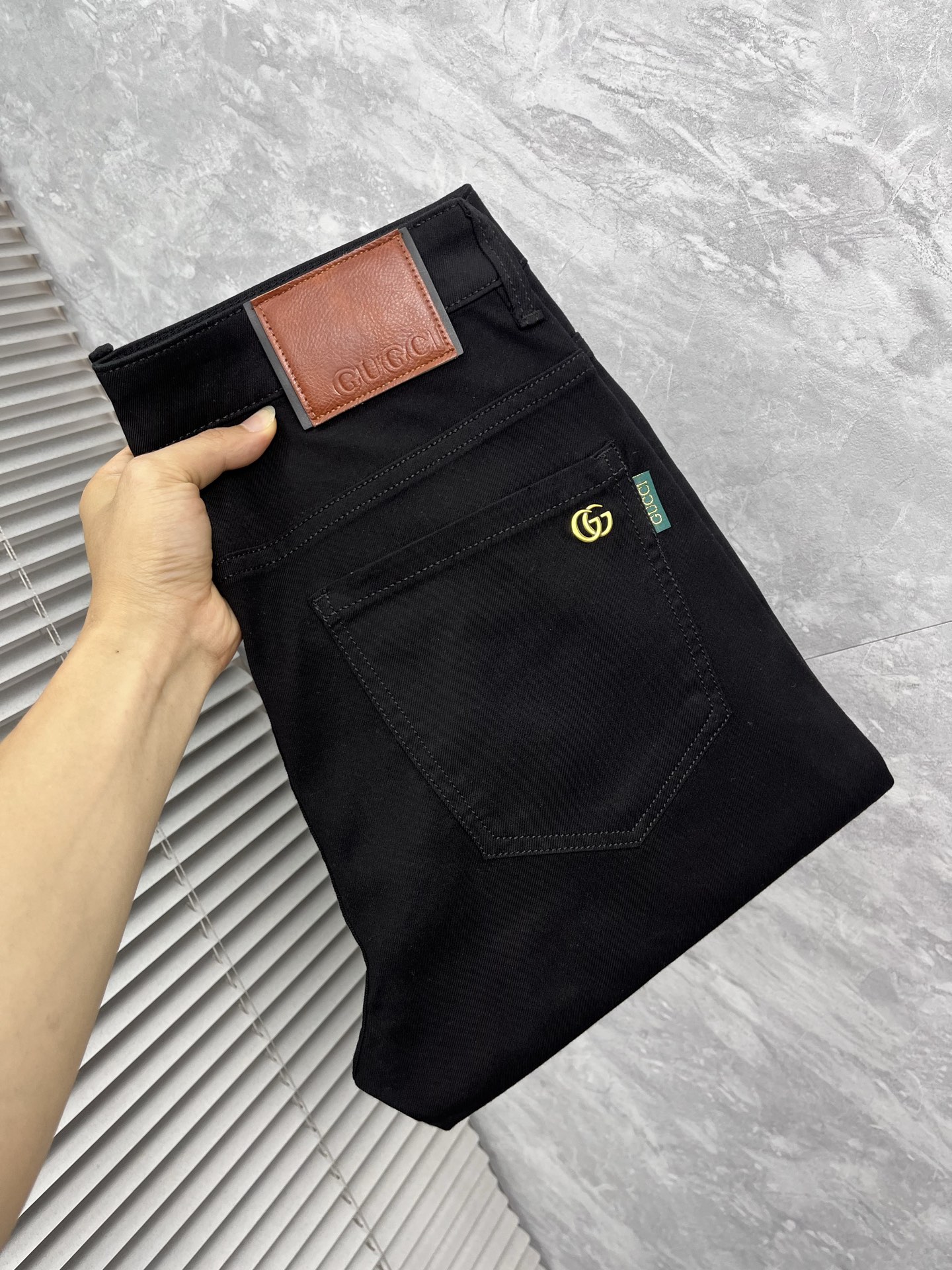 NO:906664,Gucci's 2016 official website high-end new products, a small number of cool jeans, 100% original, a versatile item!  This year's latest popular style design is made of denim fabric made of imported Turkish cotton. It is comfortable on the upper body and has a tall and stylish tailoring design!  Low-key yet luxurious, with a super-feeling upper body that is exquisite and lively, simplicity is beauty. It is perfect for everything, a must-have item for handsome men!  Original logo, personality, fashion, charm, size 29-38,,jeans,19860909古奇2016官网高端新品原单少数帅爆牛仔裤,百分百原单 百搭神器！今年最新流行的风格设计款式,采用进口土耳其的棉花制作成的单宁布,上身舒适,剪裁设计挺拔有型！低调不失奢华 超有feel上身精致跃然,简单就是美.完爆一切,型男必备单品！原版logo个性 时尚 魅力码数29-38,,jeans,,Men's clothing