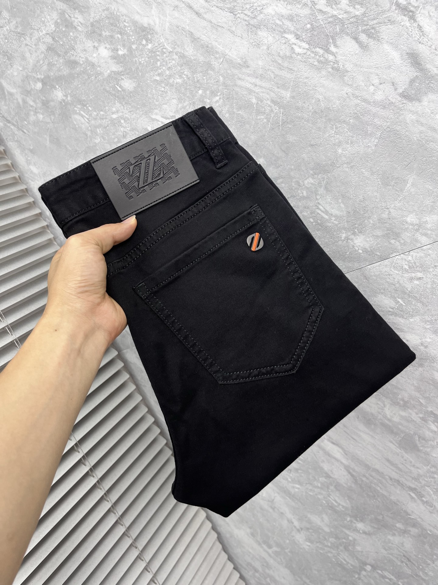 NO:906658,Ermenegildo Zegna's 2016 official website's high-end new products are original and a few handsome jeans, 100% original and versatile!  This year's latest popular style design is made of denim fabric made of imported Turkish cotton. It is comfortable on the upper body and has a tall and stylish tailoring design!  Low-key yet luxurious, with a super-feeling upper body that is exquisite and lively, simplicity is beauty. It is perfect for everything, a must-have item for handsome men!  Original logo personality, fashion, charm, size 29-38,,zegna,jeans,19860909杰尼亚2016官网高端新品原单少数帅爆牛仔裤,百分百原单 百搭神器！今年最新流行的风格设计款式,采用进口土耳其的棉花制作成的单宁布,上身舒适,剪裁设计挺拔有型！低调不失奢华 超有feel上身精致跃然,简单就是美.完爆一切,型男必备单品！原版logo个性 时尚 魅力码数29-38,,zegna,jeans,,Men's clothing