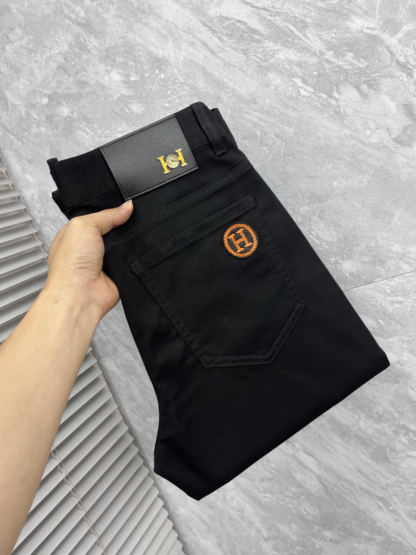 NO:906653,Hermès 2016 official website high-end new products original order a few handsome jeans, 100% original order versatile artifact!  This year's latest popular style design is made of denim fabric made of imported Turkish cotton. It is comfortable on the upper body and has a tall and stylish tailoring design!  Low-key yet luxurious, with a super-feeling upper body that is exquisite and lively, simplicity is beauty. It is perfect for everything, a must-have item for handsome men!  Original logo personality, fashion, charm, size 29-38, hermes, jeans,19860909爱马仕2016官网高端新品原单少数帅爆牛仔裤,百分百原单 百搭神器！今年最新流行的风格设计款式,采用进口土耳其的棉花制作成的单宁布,上身舒适,剪裁设计挺拔有型！低调不失奢华 超有feel上身精致跃然,简单就是美.完爆一切,型男必备单品！原版logo个性 时尚 魅力码数29-38,,hermes,jeans,,Men's clothing