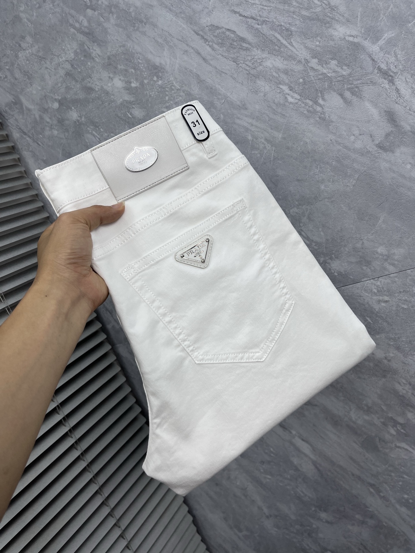 NO:906690,Prada's 2016 official website high-end new products are original and a few handsome jeans, 100% original and versatile!  This year's latest popular style design is made of denim fabric made of imported Turkish cotton. It is comfortable on the upper body and has a tall and stylish tailoring design!  Low-key yet luxurious, with a super-feeling upper body that is exquisite and lively, simplicity is beauty. It is perfect for everything, a must-have item for handsome men!  Original logo personality, fashion, charm, size 29-38, prada, jeans,19860909普拉达2016官网高端新品原单少数帅爆牛仔裤,百分百原单 百搭神器！今年最新流行的风格设计款式,采用进口土耳其的棉花制作成的单宁布,上身舒适,剪裁设计挺拔有型！低调不失奢华 超有feel上身精致跃然,简单就是美.完爆一切,型男必备单品！原版logo个性 时尚 魅力码数29-38,,prada,jeans,,Men's clothing