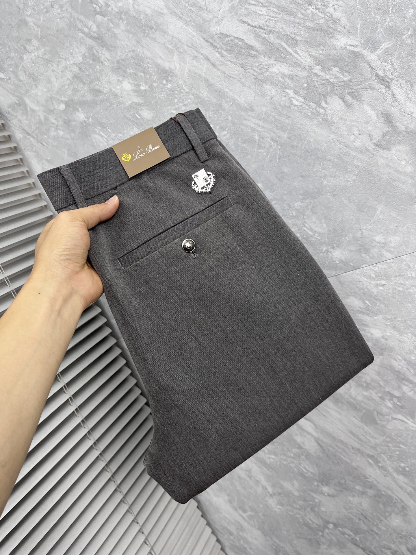 NO:906686,LG ss26 new spring and summer casual pants and trousers are on sale simultaneously on the official website. The trousers are designed with craftsmanship, imported customer-supplied accessories and fabrics are customized, and factory products are exempted from inspection!  Every detail is made to the extreme, original hardware accessories, full of fashion, stylish and handsome upper body, a must-have item for fashionistas, size 29-38,19860909LG ss26春夏新款休闲裤西裤,官网同步发售,裤身工艺设计,进口客供辅料、面料定制,代工厂出品免检！每个细节做到极致,原版五金配件,潮范十足、上身有型帅气,潮人必备单品 码数29-38,,,Men's clothing