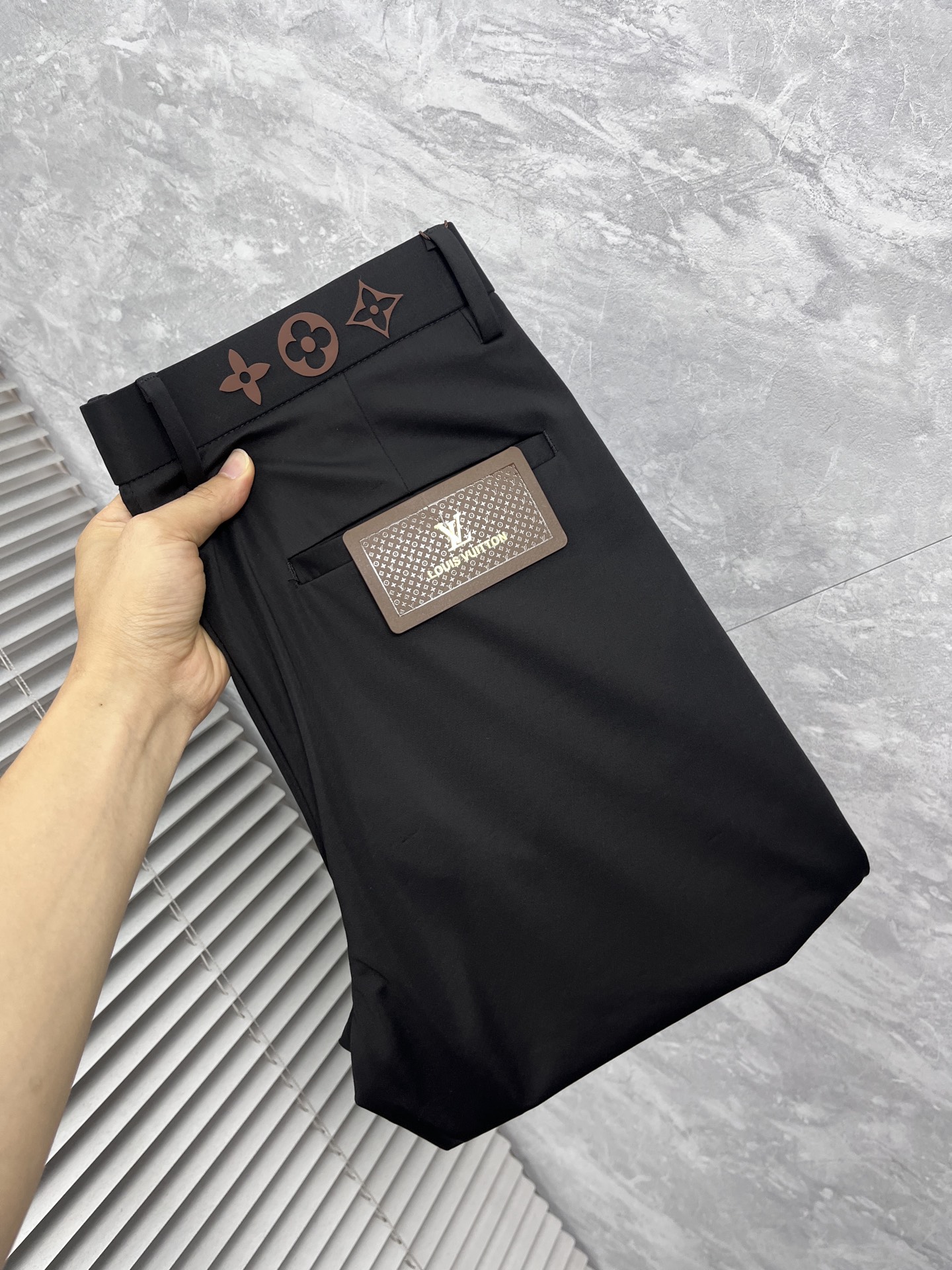 NO:906682,LV ss26 new spring and summer casual trousers, trousers, available simultaneously on the official website, trousers body craftsmanship design, imported customer-supplied accessories, fabric customization, OEM products are exempted from inspection!  Every detail is made to the extreme, original hardware accessories, full of fashion, stylish and handsome upper body, a must-have item for fashionistas, size 29-38,, louis vuitton,19860909LV ss26春夏新款休闲裤西裤,官网同步发售,裤身工艺设计,进口客供辅料、面料定制,代工厂出品免检！每个细节做到极致,原版五金配件,潮范十足、上身有型帅气,潮人必备单品 码数29-38,,louis vuitton,,Men's clothing