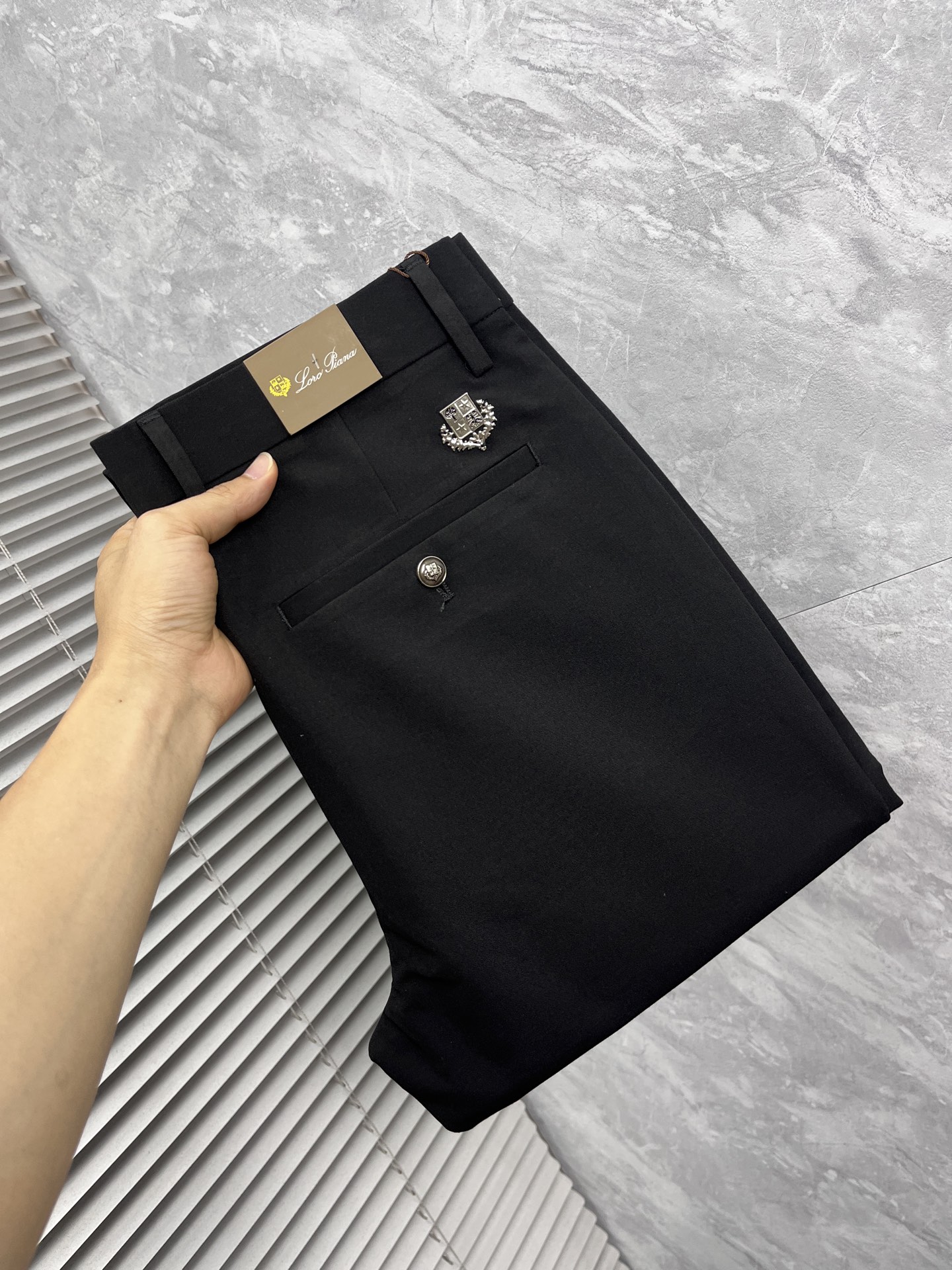 NO:926708,LG ss26 new spring and summer casual pants and trousers are on sale simultaneously on the official website. The trousers are designed with craftsmanship, imported customer-supplied accessories and fabrics are customized, and factory products are exempted from inspection!  Every detail is made to the extreme, original hardware accessories, full of fashion, stylish and handsome upper body, a must-have item for fashionistas, size 29-38,19860909LG ss26春夏新款休闲裤西裤,官网同步发售,裤身工艺设计,进口客供辅料、面料定制,代工厂出品免检！每个细节做到极致,原版五金配件,潮范十足、上身有型帅气,潮人必备单品 码数29-38,,,Men's clothing