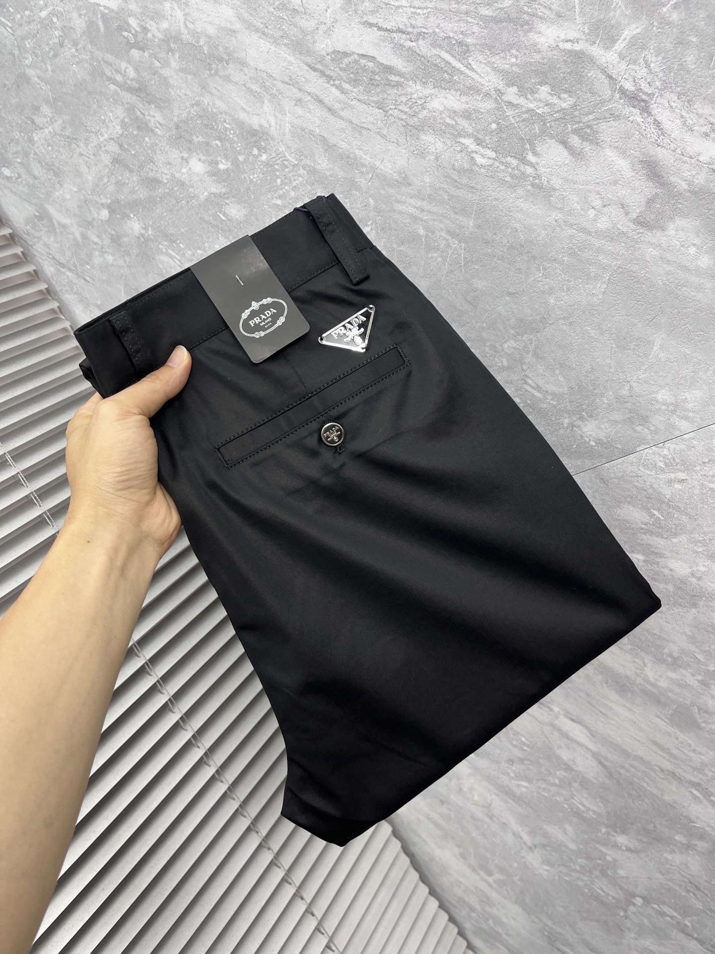 NO:906678,Prada ss26 new spring and summer casual pants and trousers are on sale simultaneously on the official website. The trousers are designed with craftsmanship, imported customer-supplied accessories and fabrics are customized, and factory products are exempted from inspection!  Every detail is made to the extreme, original hardware accessories, full of fashion, stylish and handsome upper body, a must-have item for fashionistas, size 29-38,, prada,19860909普拉达 ss26春夏新款休闲裤西裤,官网同步发售,裤身工艺设计,进口客供辅料、面料定制,代工厂出品免检！每个细节做到极致,原版五金配件,潮范十足、上身有型帅气,潮人必备单品 码数29-38,,prada,,Men's clothing