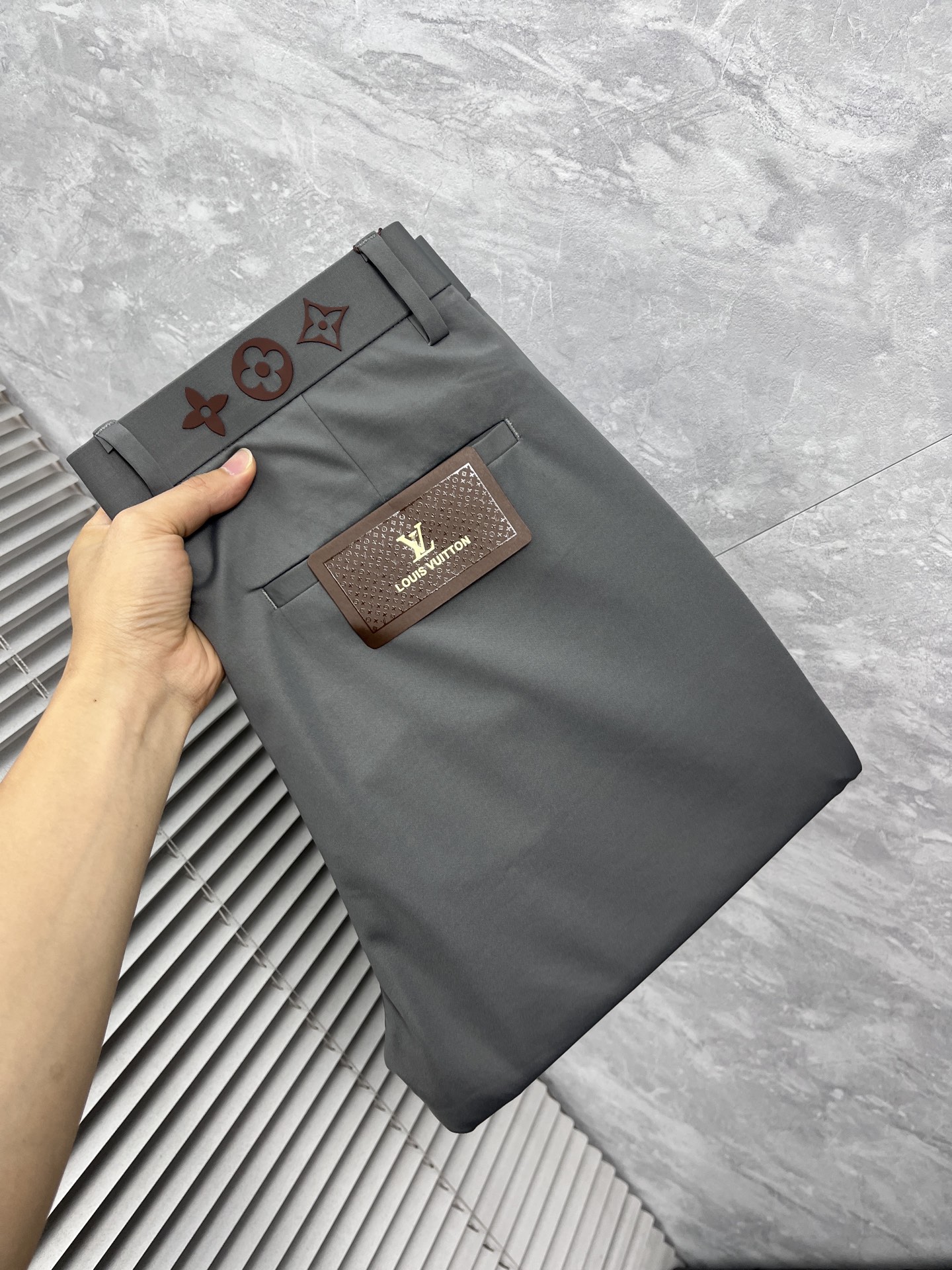 NO:926719,LVss26 new spring and summer casual trousers, trousers, available simultaneously on the official website, trousers body craftsmanship design, imported customer-supplied accessories, fabric customization, OEM products are exempted from inspection!  Every detail is made to the extreme, original hardware accessories, full of fashion, stylish and handsome upper body, a must-have item for fashionistas, size 29-38,, louis vuitton,19860909LVss26春夏新款休闲裤西裤,官网同步发售,裤身工艺设计,进口客供辅料、面料定制,代工厂出品免检！每个细节做到极致,原版五金配件,潮范十足、上身有型帅气,潮人必备单品 码数29-38,,louis vuitton,,Men's clothing