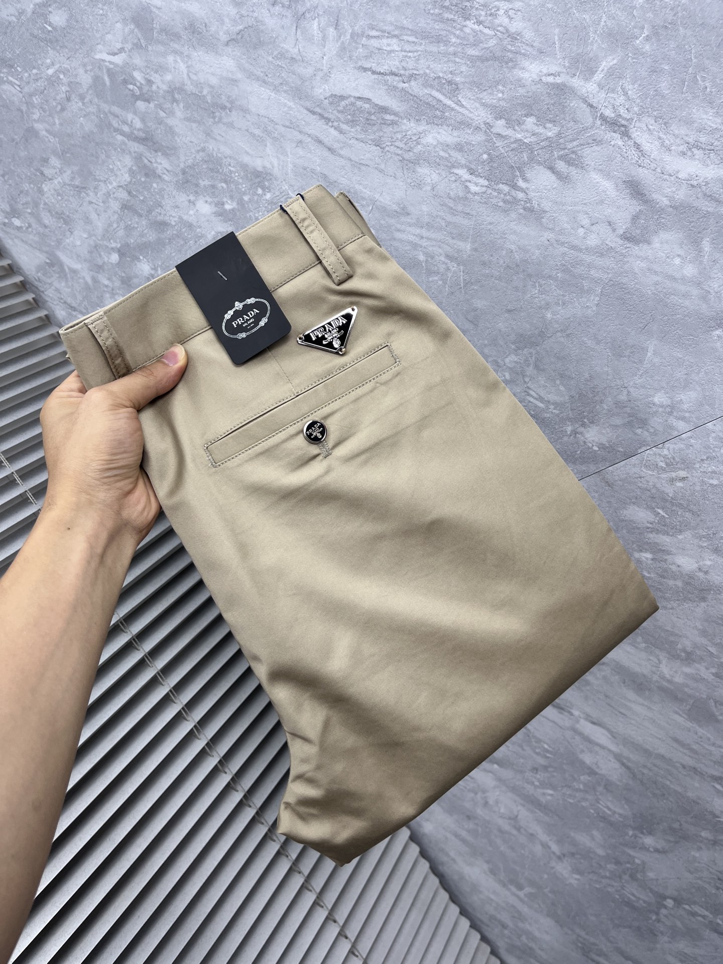 NO:926730,Prada ss26 new spring and summer casual pants and trousers are on sale simultaneously on the official website. The trousers are designed with craftsmanship, imported customer-supplied accessories and fabrics are customized, and factory products are exempted from inspection!  Every detail is made to the extreme, original hardware accessories, full of fashion, stylish and handsome upper body, a must-have item for fashionistas, size 29-38,, prada,19860909普拉达 ss26春夏新款休闲裤西裤,官网同步发售,裤身工艺设计,进口客供辅料、面料定制,代工厂出品免检！每个细节做到极致,原版五金配件,潮范十足、上身有型帅气,潮人必备单品 码数29-38,,prada,,Men's clothing