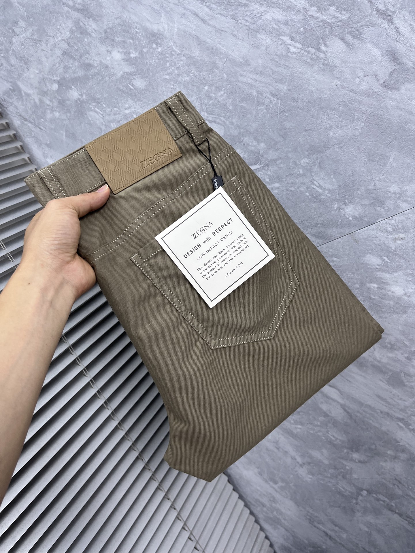 NO:906674,zZ* Zegna ss26 new spring and summer casual trousers, trousers, available on the official website at the same time, trousers body craftsmanship design, imported customer-supplied accessories, fabric customization, OEM products are exempted from inspection!  Every detail is made to the extreme, original hardware accessories, full of fashion, stylish and handsome upper body, a must-have item for fashionistas, size 29-38,,zegna,19860909zZ*杰尼亚 ss26春夏新款休闲裤西裤,官网同步发售,裤身工艺设计,进口客供辅料、面料定制,代工厂出品免检！每个细节做到极致,原版五金配件,潮范十足、上身有型帅气,潮人必备单品 码数29-38,,zegna,,Men's clothing