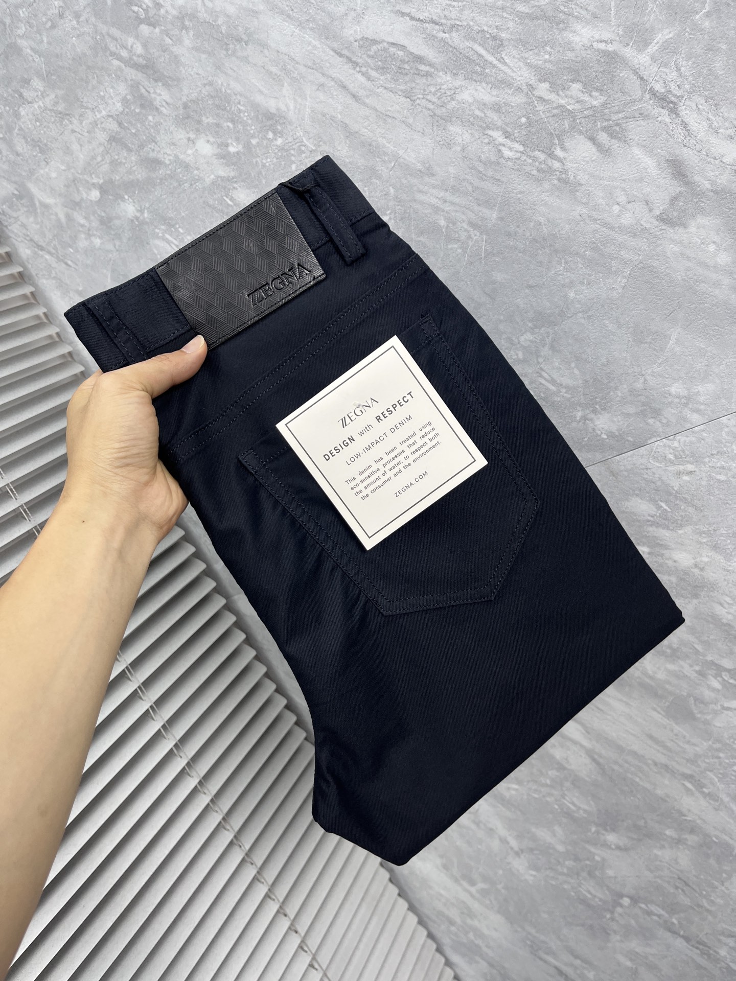 NO:926739,zZ* Zegna ss26 new spring and summer casual trousers, trousers, available on the official website at the same time, trousers body craftsmanship design, imported customer-supplied accessories, fabric customization, OEM products are exempted from inspection!  Every detail is made to the extreme, original hardware accessories, full of fashion, stylish and handsome upper body, a must-have item for fashionistas, size 29-38,,zegna,19860909zZ*杰尼亚 ss26春夏新款休闲裤西裤,官网同步发售,裤身工艺设计,进口客供辅料、面料定制,代工厂出品免检！每个细节做到极致,原版五金配件,潮范十足、上身有型帅气,潮人必备单品 码数29-38,,zegna,,Men's clothing
