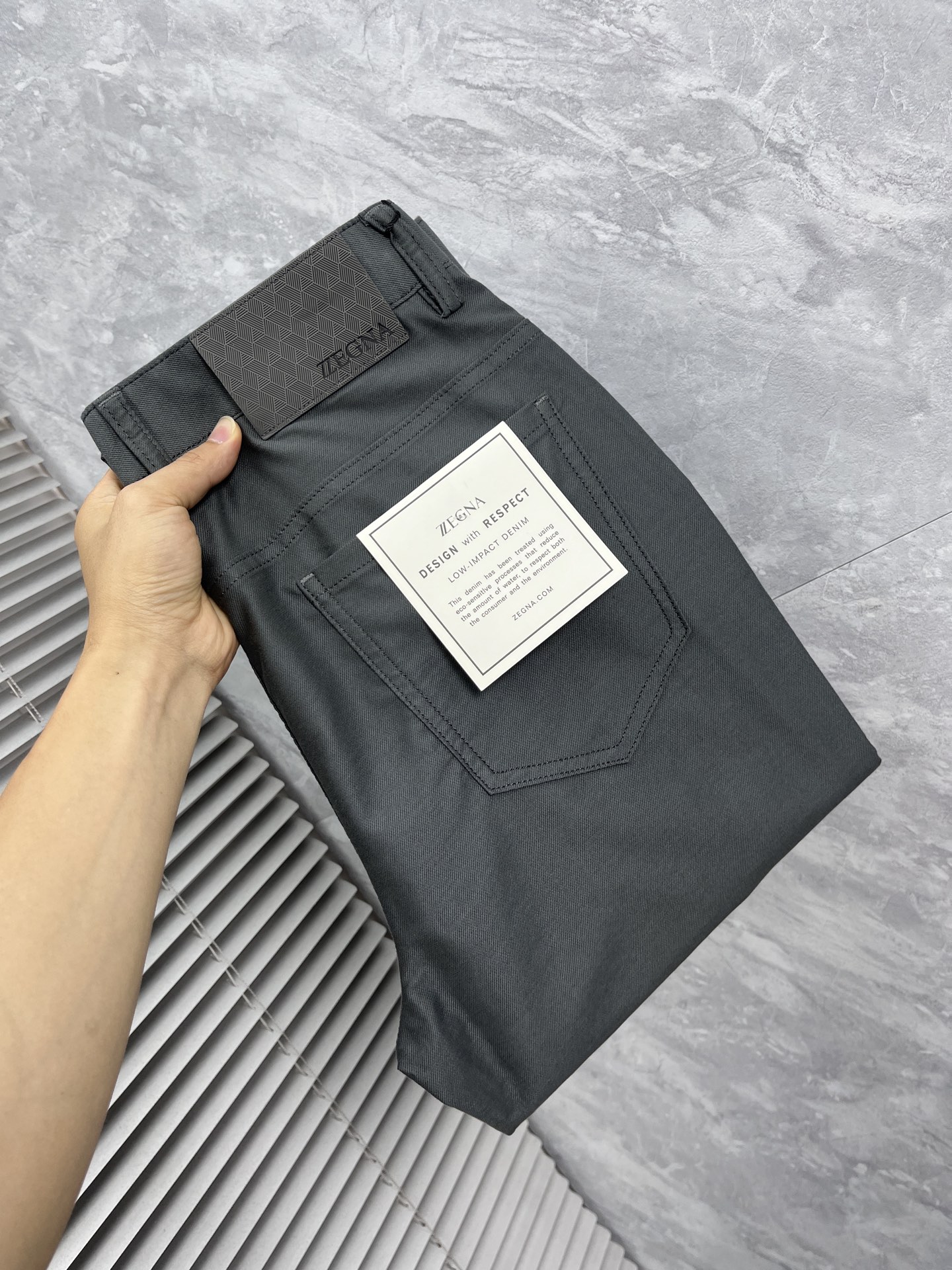 NO:906670,zZ* Zegna ss26 new spring and summer casual trousers, trousers, available on the official website at the same time, trousers body craftsmanship design, imported customer-supplied accessories, fabric customization, OEM products are exempted from inspection!  Every detail is made to the extreme, original hardware accessories, full of fashion, stylish and handsome upper body, a must-have item for fashionistas, m size 29-38,,zegna,19860909zZ*杰尼亚 ss26春夏新款休闲裤西裤,官网同步发售,裤身工艺设计,进口客供辅料、面料定制,代工厂出品免检！每个细节做到极致,原版五金配件,潮范十足、上身有型帅气,潮人必备单品 m码数29-38,,zegna,,Men's clothing