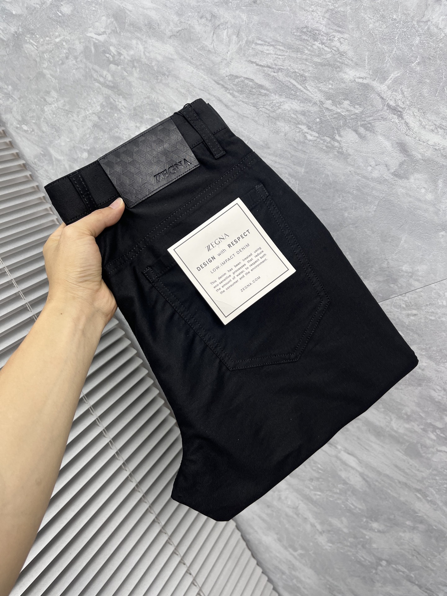 NO:926750,zZ* Zegna ss26 new spring and summer casual trousers, trousers, available on the official website at the same time, trousers body craftsmanship design, imported customer-supplied accessories, fabric customization, OEM products are exempted from inspection!  Every detail is made to the extreme, original hardware accessories, full of fashion, stylish and handsome upper body, a must-have item for fashionistas, m size 29-38,,zegna,19860909zZ*杰尼亚 ss26春夏新款休闲裤西裤,官网同步发售,裤身工艺设计,进口客供辅料、面料定制,代工厂出品免检！每个细节做到极致,原版五金配件,潮范十足、上身有型帅气,潮人必备单品 m码数29-38,,zegna,,Men's clothing
