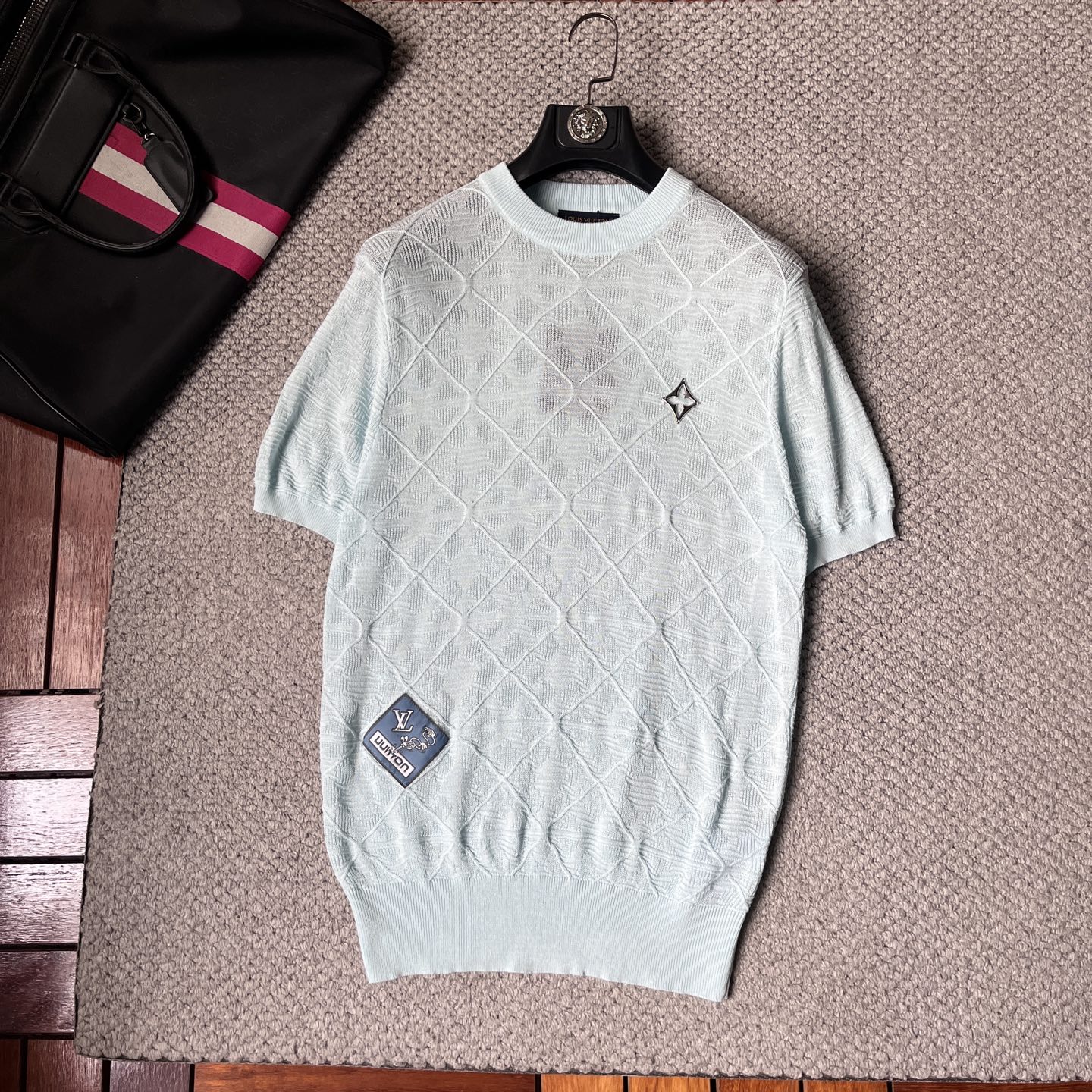 NO:906079,LV*Louis ss26 early spring and summer style knitted sweater short sleeves, the latest fashion model on the official website, synchronized with the official website, customized Yilite fabric at the counter!  Comfortable against the skin, durable and easy to wear, meticulous original craftsmanship, a must-have item for handsome men, exquisite craftsmanship. Sizes M-XXL,, louis vuitton, louis vuitton, sweaters, T-shirt,19860909LV*路易 ss26早春夏款针织毛衣短袖,官网最新时尚款,官网同步,专柜定制伊力特面料！贴肤舒适,耐看又好穿,原厂工艺一丝不苟,型男必备单品,工艺精湛 尺码M-XXL,,louis vuitton,louis vuitton,sweaters,T-shirt,,Men's clothing