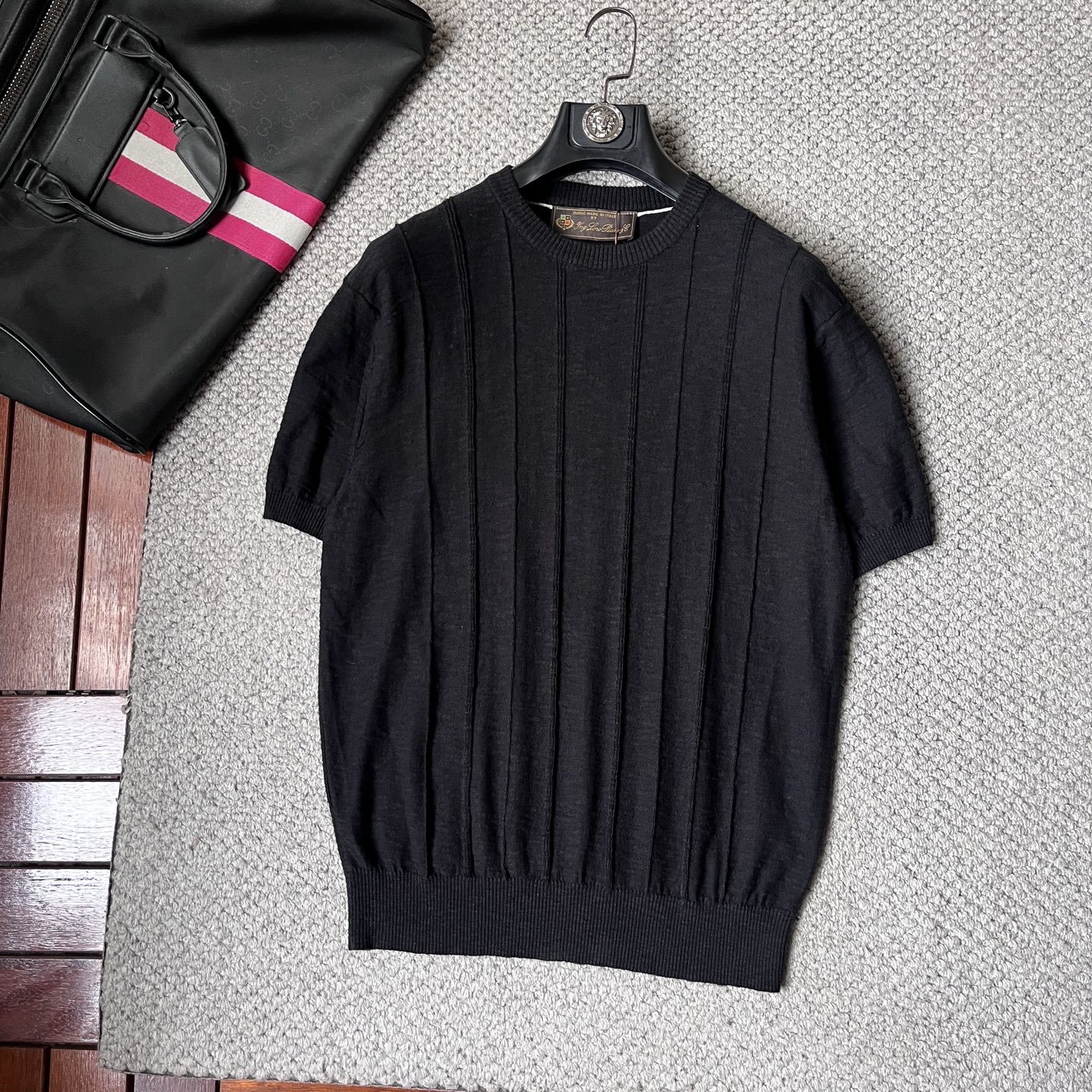 NO:906096,LGss26 early spring and summer short-sleeved knitted sweater, the latest fashion model on the official website, synchronized with the official website, customized Yilite fabric at the counter!  Comfortable against the skin, durable and easy to wear, meticulous original craftsmanship, a must-have item for handsome men, exquisite craftsmanship. Sizes M-XXL, sweaters, T-shirt,19860909LGss26早春夏款针织毛衣短袖,官网最新时尚款,官网同步,专柜定制伊力特面料！贴肤舒适,耐看又好穿,原厂工艺一丝不苟,型男必备单品,工艺精湛 尺码M-XXL,,sweaters,T-shirt,,Men's clothing