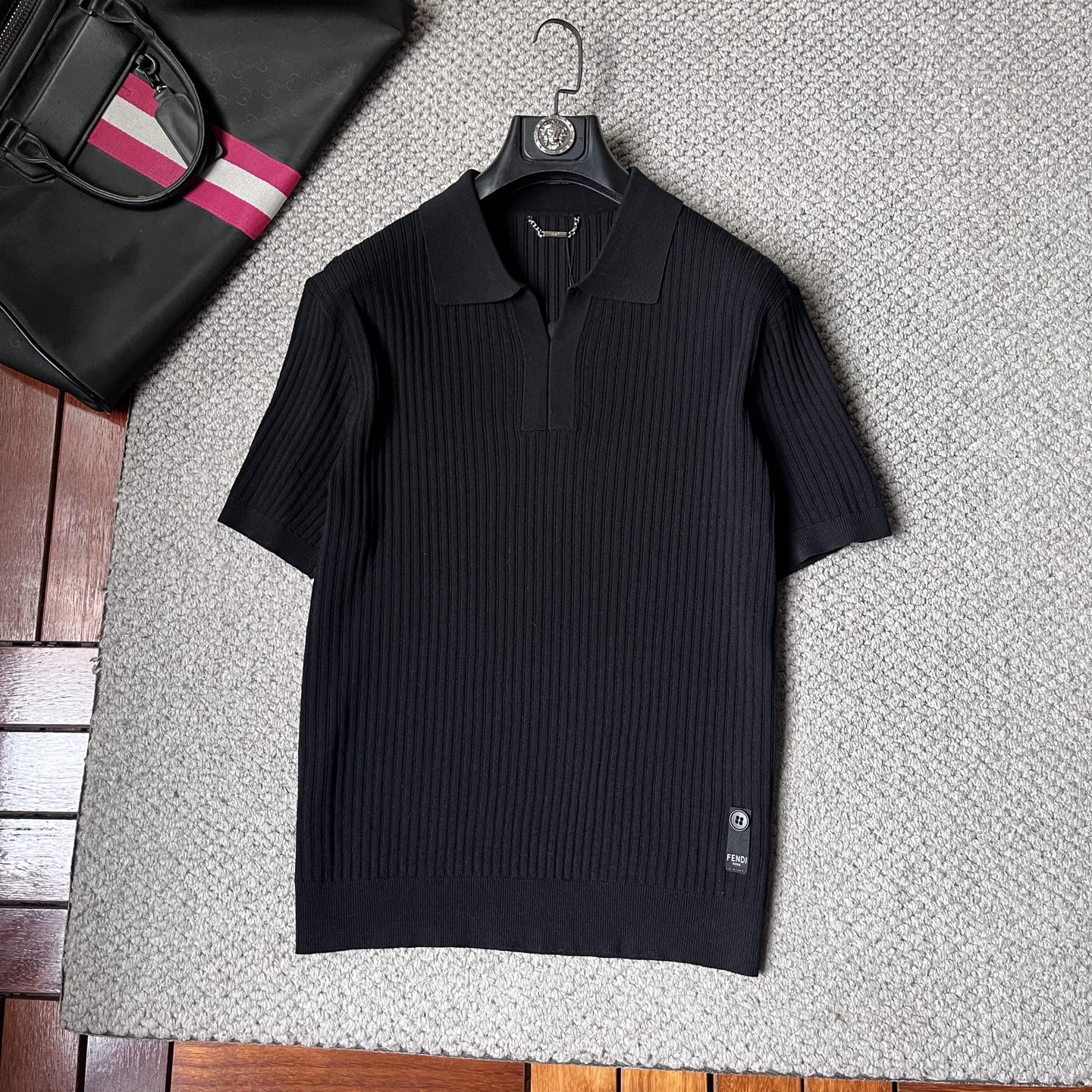 NO:906116,Fendi ss26 early spring and summer style knitted sweater short sleeves, the latest fashion model on the official website, synchronized with the official website, customized Yilite fabric at the counter!  Comfortable against the skin, durable and easy to wear, meticulous original craftsmanship, a must-have item for handsome men, exquisite craftsmanship. Sizes M-XXL, fendi, sweaters, T-shirt,19860909芬迪 ss26早春夏款针织毛衣短袖,官网最新时尚款,官网同步,专柜定制伊力特面料！贴肤舒适,耐看又好穿,原厂工艺一丝不苟,型男必备单品,工艺精湛 尺码M-XXL,,fendi,sweaters,T-shirt,,Men's clothing