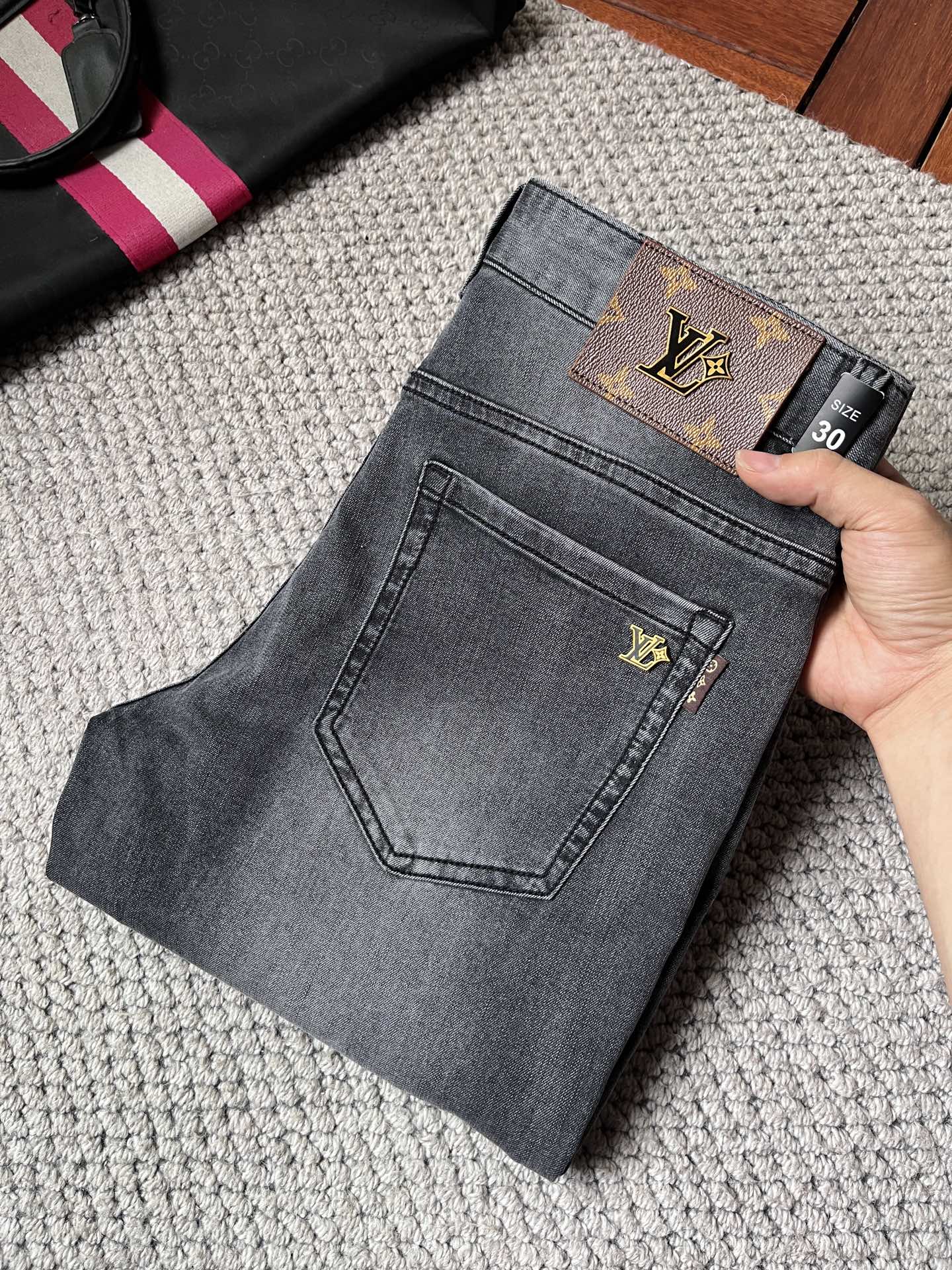NO:862931,LV high-end customization, the latest jeans, sold simultaneously at the counter, original customization, customer-supplied hardware accessories, original quality, imported solid-color denim elastic fabric, heavy washing, fine workmanship, and excellent upper body!  The preferred items are complete with three standards.……………………………………………… Size29-38,,louis vuitton,jeans,19860909LV 高端定制、最新款牛仔裤 柜台同步发售 原版定制 客供五金辅料 原单品质 进口固色牛仔弹力面料 重工洗水 做工走线精细 上身绝佳！优选单品 三标齐全.…………………………………………………… Size29-38,,louis vuitton,jeans,,Men's clothing