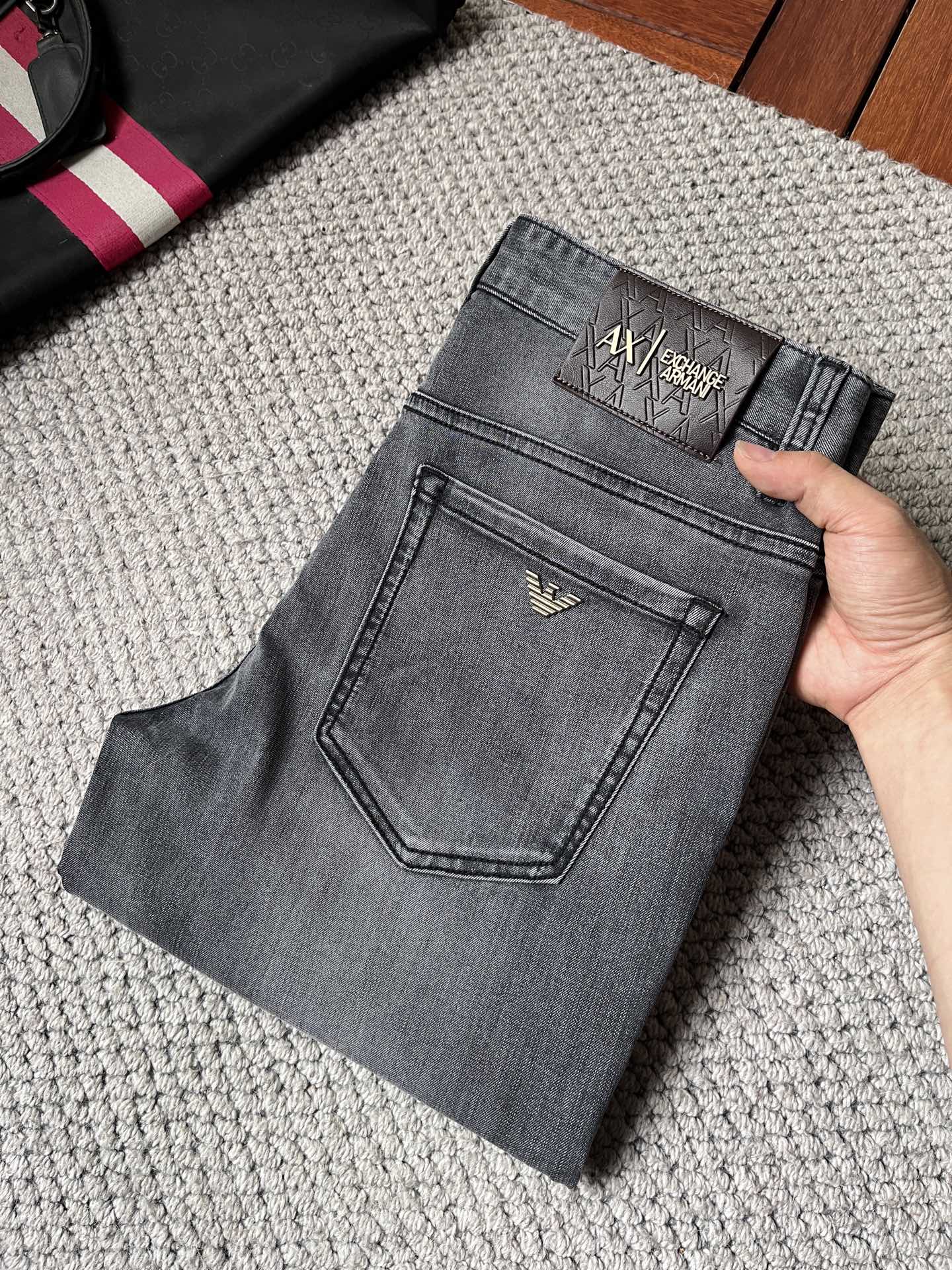 NO:862921,Armani Armani] 2026 spring and summer new men's new high fashion casual color lock jeans, simple and elegant, complete with three standards, the same style supports simple fashion, easy and versatile, comfortable and refreshing, the same style supports, century-old luxury brand, British traditional and noble design style, showing noble temperament and winning the favor of countless people, no matter what occasion you wear it, you will show a luxurious, noble and extraordinary temperament. Use imported high-elastic fabrics, designed by top masters  The ingenious work is very beautiful in person, and every detail can show the quality of the big brand. I think such a feature is enough to make people excited. It is a super versatile basic model that everyone has, and it is great value for money!  Sizes 29 to 38,,armani,armani,jeans,19860909Armani 阿玛尼】2026春夏新款男士新款高级时装休闲锁色牛仔裤, 简洁大气 三标齐全,同款支持简约时尚,从容百搭,舒适清爽同款支持,百年奢侈品牌,英伦传统高贵的设计风格,尽显高贵气质赢取无数人的欢心 无论什么场合穿上都尽显奢华、高贵非凡的气质 选用进口高弹面料 顶级大师设计 匠心著作实物非常漂亮,每个细节都能彰显大牌的品质感.我觉得这样一条特色足以让人心动.超百搭基本款人手一条,超值性价比！尺码29一38码,,armani,armani,jeans,,Men's clothing