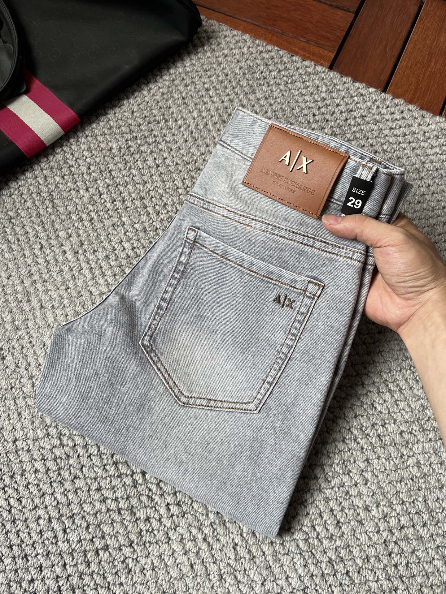 NO:937149,Armani high-end customization, the latest jeans, sold simultaneously at the counter, original customization, customer-supplied hardware accessories, original quality, imported solid color denim elastic fabric, heavy washing, fine workmanship and routing, excellent upper body!  Preferred items .……………………………………………………………… Size29-38,,armani,jeans,19860909阿玛尼 高端定制、最新款牛仔裤 柜台同步发售 原版定制 客供五金辅料 原单品质 进口固色牛仔弹力面料 重工洗水 做工走线精细 上身绝佳！优选单品 .…………………………………………………… Size29-38,,armani,jeans,,Men's clothing