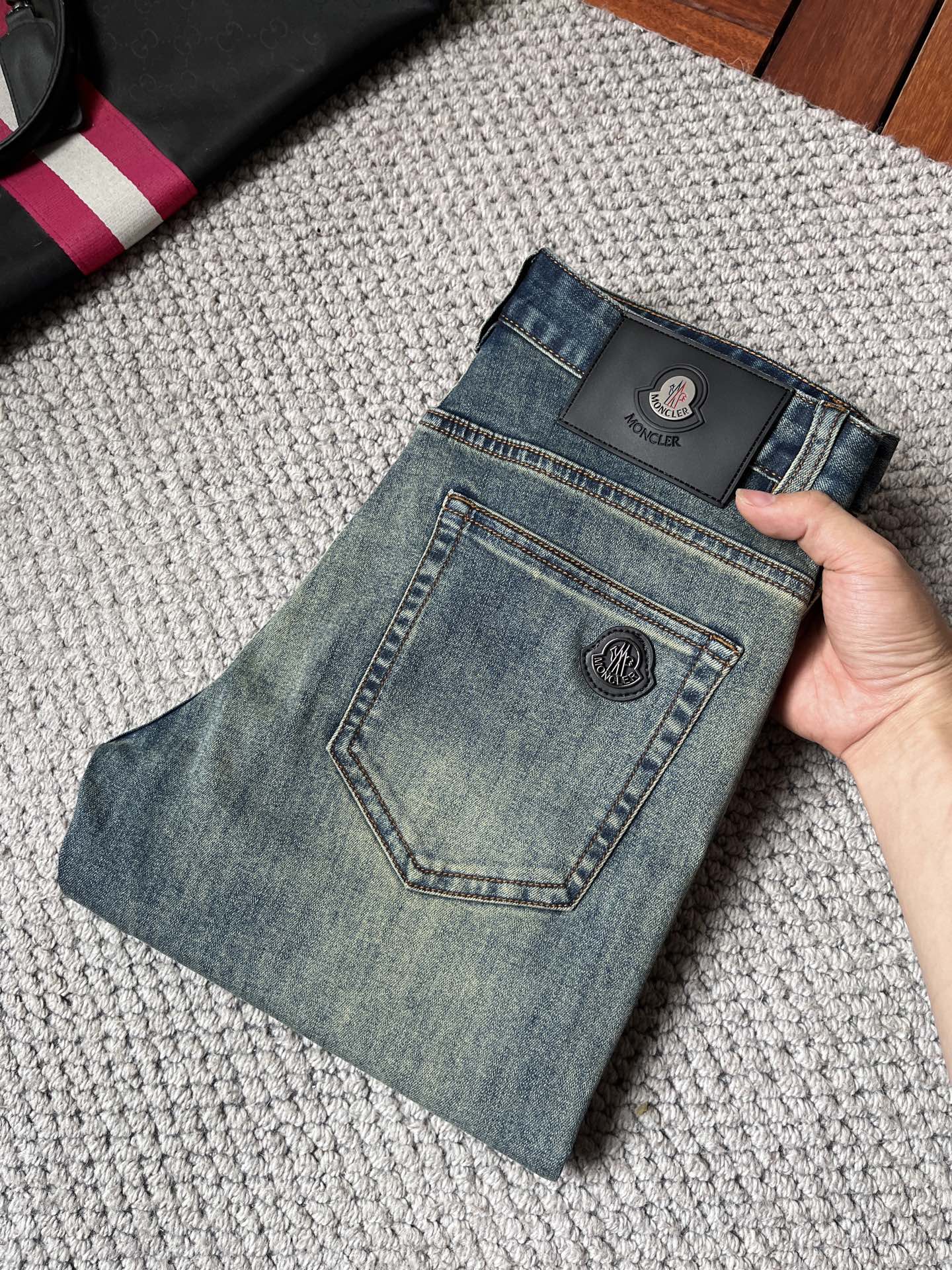 NO:862913,q Mouth cover, high-end customization, 2026 early spring latest jeans, simultaneous sale at the counter, original customized replica, customer-supplied hardware accessories, original quality, imported denim fabric with high elasticity, heavy washing, fine workmanship and excellent upper body!  Preferred items Size: 29-38,,Moncler,jeans,19860909q 蒙口 高端定制、2026早春最新款牛仔裤 柜台同步发售 原版定制复刻 客供五金辅料 原单品质 进口牛仔面料高弹力 重工洗水 做工走线精细 上身绝佳！优选单品 码数: 29-38,,Moncler,jeans,,Men's clothing