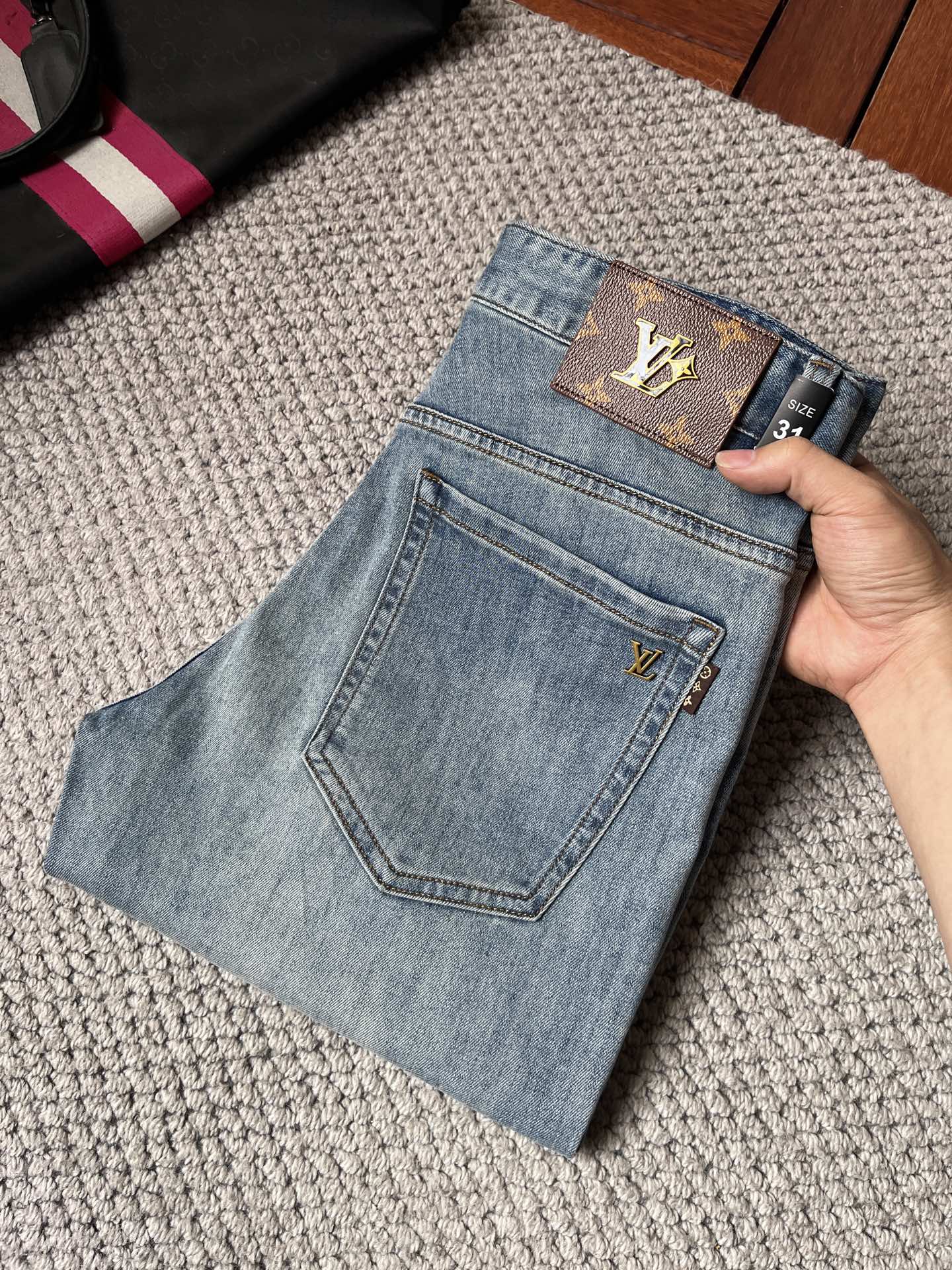 NO:862906,LV high-end customization, the latest jeans, sold simultaneously at the counter, original customization, customer-supplied hardware accessories, original quality, imported solid-color denim elastic fabric, heavy washing, fine workmanship, and excellent upper body!  The preferred items are complete with three standards.……………………………………………… Size29-38,,louis vuitton,jeans,19860909LV 高端定制、最新款牛仔裤 柜台同步发售 原版定制 客供五金辅料 原单品质 进口固色牛仔弹力面料 重工洗水 做工走线精细 上身绝佳！优选单品 三标齐全.…………………………………………………… Size29-38,,louis vuitton,jeans,,Men's clothing