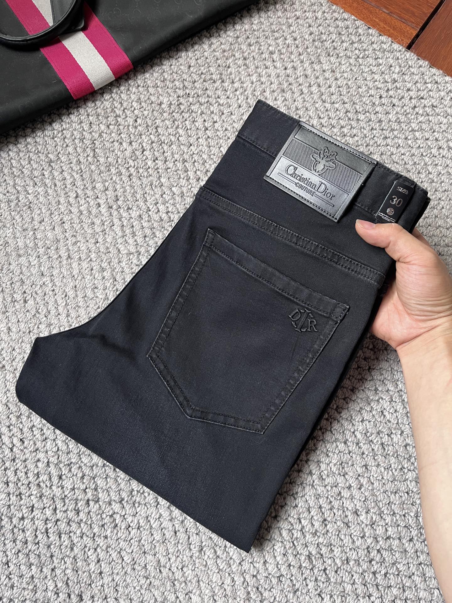 NO:862898,Dior's high-end customization and latest jeans are sold simultaneously at the counter. Original customization. Customer-supplied hardware and accessories. Original quality. Imported solid-color denim elastic fabric. Heavy washing. Fine workmanship and routing. Excellent upper body!  The preferred items are complete in three sizes.…………………………………………………… Size29-38, dior, jeans,19860909Dior 高端定制、最新款牛仔裤 柜台同步发售 原版定制 客供五金辅料 原单品质 进口固色牛仔弹力面料 重工洗水 做工走线精细 上身绝佳！优选单品 三标齐全.…………………………………………………… Size29-38,,dior,jeans,,Men's clothing