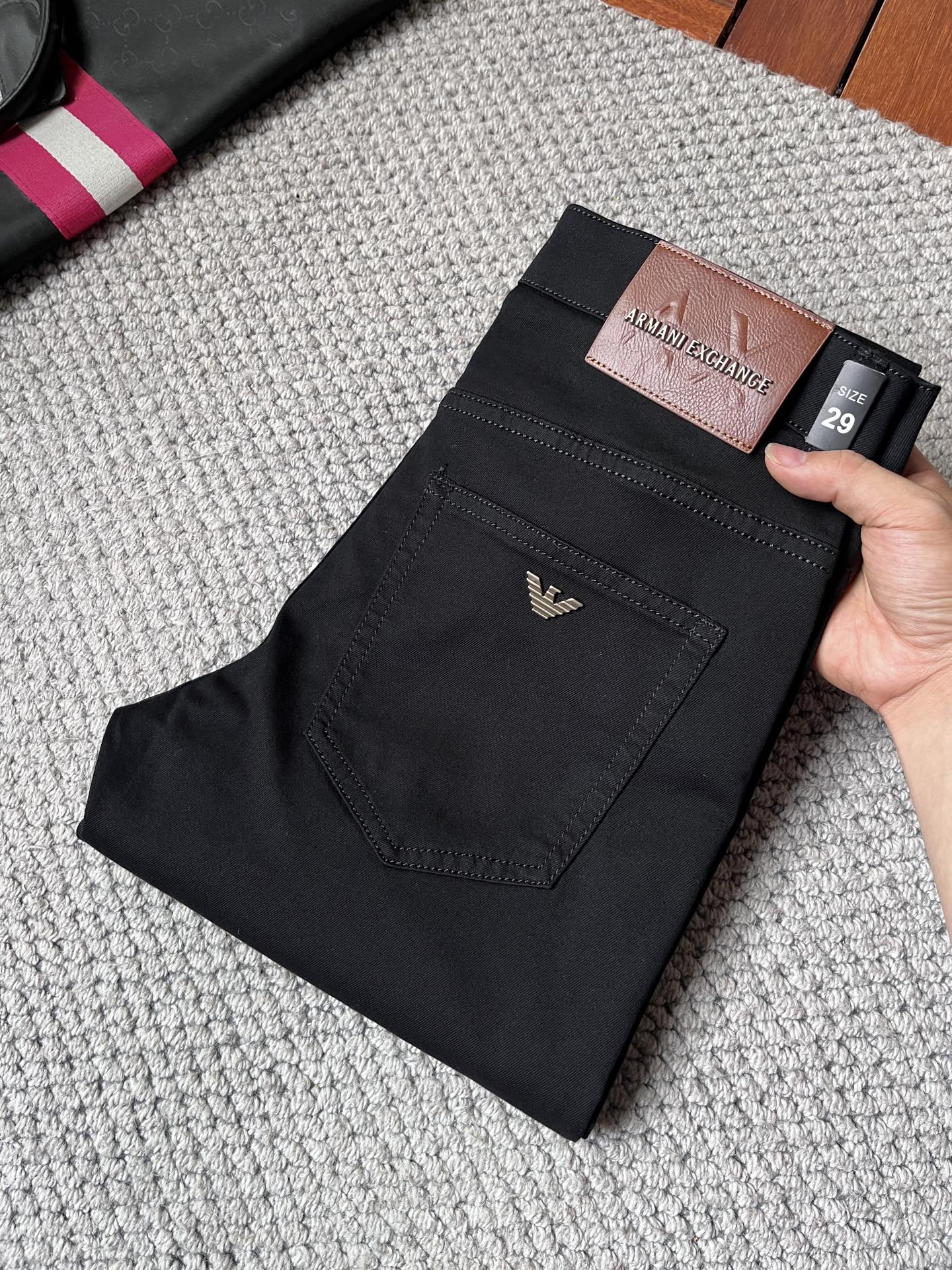 NO:862889,Armani Armani] 2026 spring and summer new men's new high fashion casual color lock jeans, simple and elegant, complete with three standards, the same style supports simple fashion, easy and versatile, comfortable and refreshing, the same style supports, century-old luxury brand, British traditional and noble design style, showing noble temperament and winning the favor of countless people, no matter what occasion you wear it, you will show a luxurious, noble and extraordinary temperament. Use imported high-elastic fabrics, designed by top masters  The ingenious work is very beautiful in person, and every detail can show the quality of the big brand. I think such a feature is enough to make people excited. It is a super versatile basic model that everyone has, and it is great value for money!  Sizes 29 to 38,,armani,armani,jeans,19860909Armani 阿玛尼】2026春夏新款男士新款高级时装休闲锁色牛仔裤, 简洁大气 三标齐全,同款支持简约时尚,从容百搭,舒适清爽同款支持,百年奢侈品牌,英伦传统高贵的设计风格,尽显高贵气质赢取无数人的欢心 无论什么场合穿上都尽显奢华、高贵非凡的气质 选用进口高弹面料 顶级大师设计 匠心著作实物非常漂亮,每个细节都能彰显大牌的品质感.我觉得这样一条特色足以让人心动.超百搭基本款人手一条,超值性价比！尺码29一38码,,armani,armani,jeans,,Men's clothing