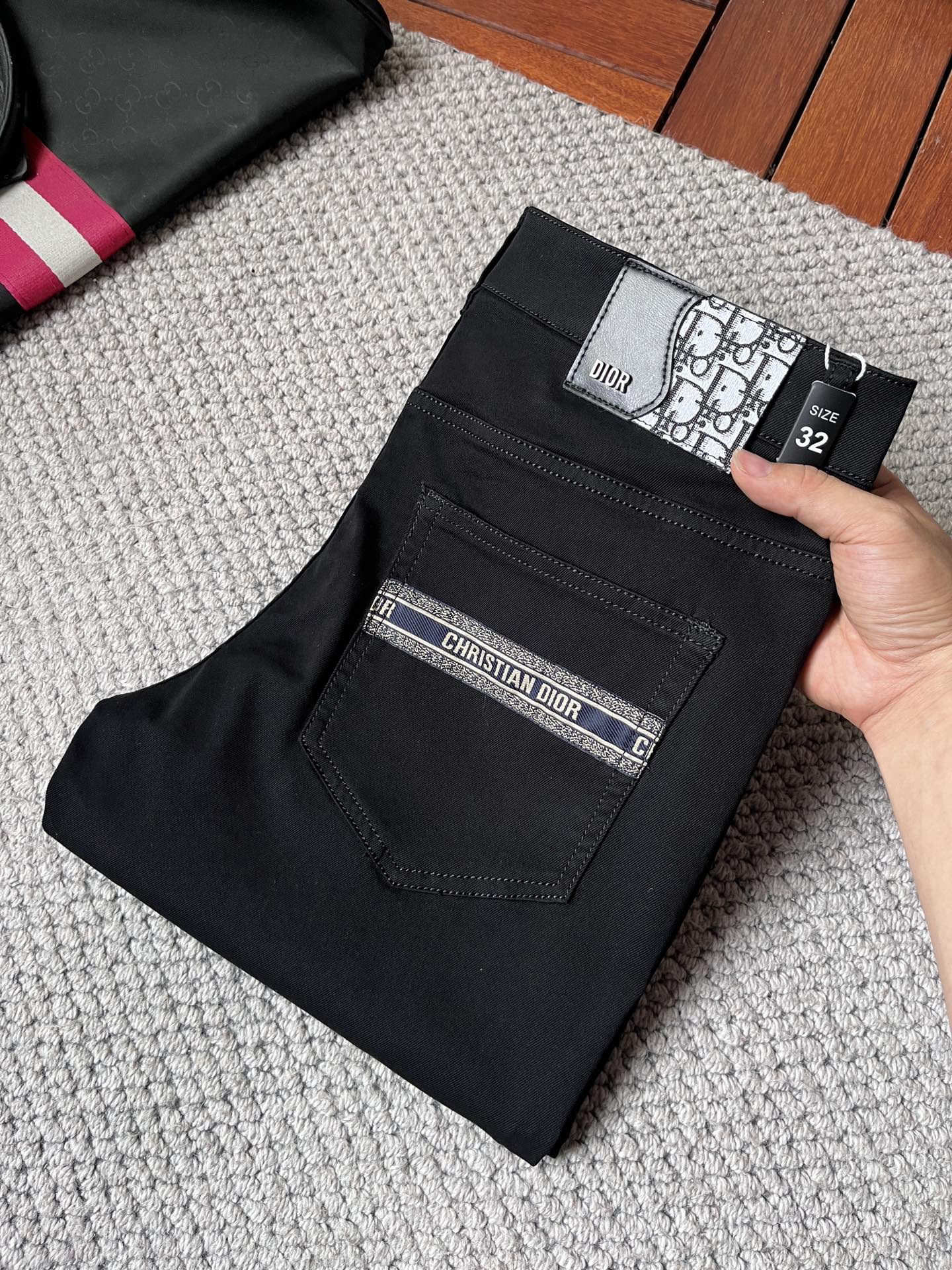 NO:862880,Dior's high-end customization and latest jeans are sold simultaneously at the counter. Original customization. Customer-supplied hardware and accessories. Original quality. Imported solid-color denim elastic fabric. Heavy washing. Fine workmanship and routing. Excellent upper body!  The preferred items are complete in three sizes.…………………………………………………… Size29-38, dior, jeans,19860909Dior 高端定制、最新款牛仔裤 柜台同步发售 原版定制 客供五金辅料 原单品质 进口固色牛仔弹力面料 重工洗水 做工走线精细 上身绝佳！优选单品 三标齐全.…………………………………………………… Size29-38,,dior,jeans,,Men's clothing