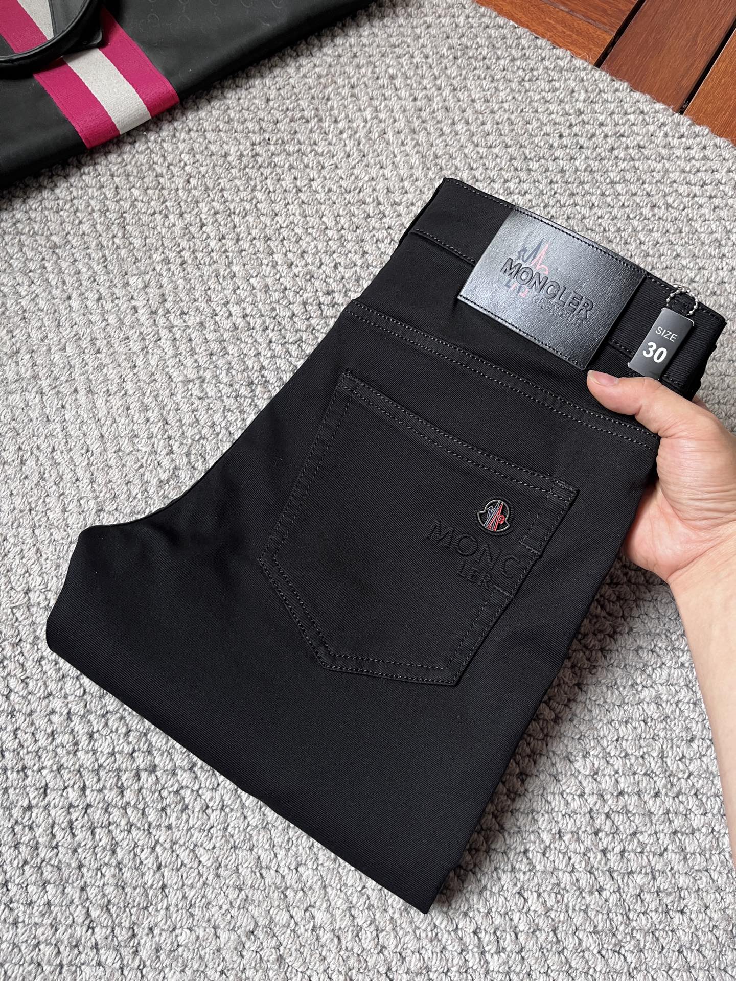NO:862962,Mengkou, high-end customization, the latest jeans in early spring 2026, sold simultaneously at the counter, original custom-made replicas, customer-supplied hardware accessories, original quality, imported denim fabric with high elasticity, heavy washing, fine workmanship, and excellent upper body!  Preferred items Size: 29-38,,Moncler,jeans,19860909蒙口 高端定制、2026早春最新款牛仔裤 柜台同步发售 原版定制复刻 客供五金辅料 原单品质 进口牛仔面料高弹力 重工洗水 做工走线精细 上身绝佳！优选单品 码数: 29-38,,Moncler,jeans,,Men's clothing