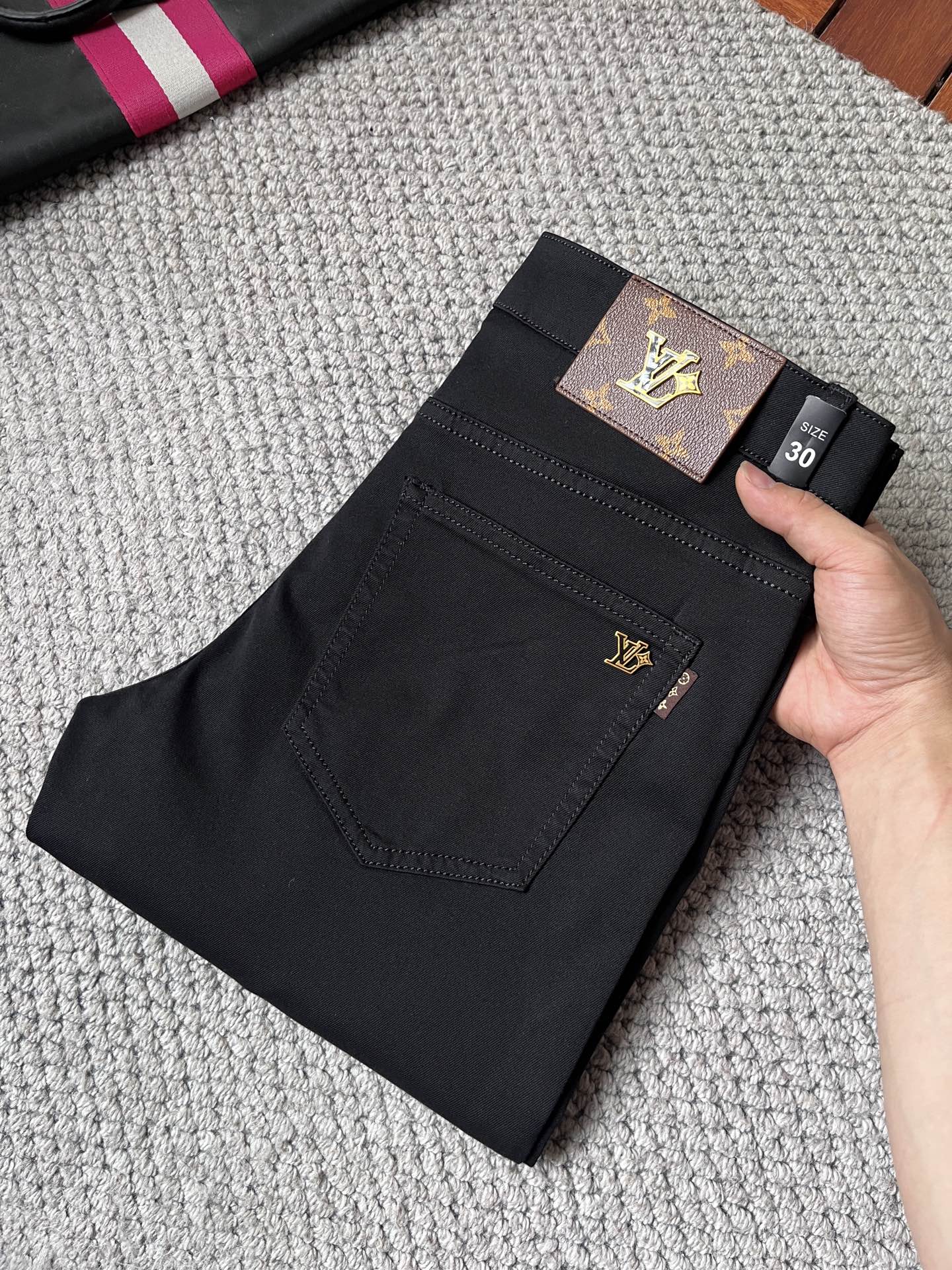NO:862952,LV high-end customization, the latest jeans, sold simultaneously at the counter, original customization, customer-supplied hardware accessories, original quality, imported solid-color denim elastic fabric, heavy washing, fine workmanship, and excellent upper body!  The preferred items are complete with three standards.……………………………………………… Size29-38,,louis vuitton,jeans,19860909LV 高端定制、最新款牛仔裤 柜台同步发售 原版定制 客供五金辅料 原单品质 进口固色牛仔弹力面料 重工洗水 做工走线精细 上身绝佳！优选单品 三标齐全.…………………………………………………… Size29-38,,louis vuitton,jeans,,Men's clothing