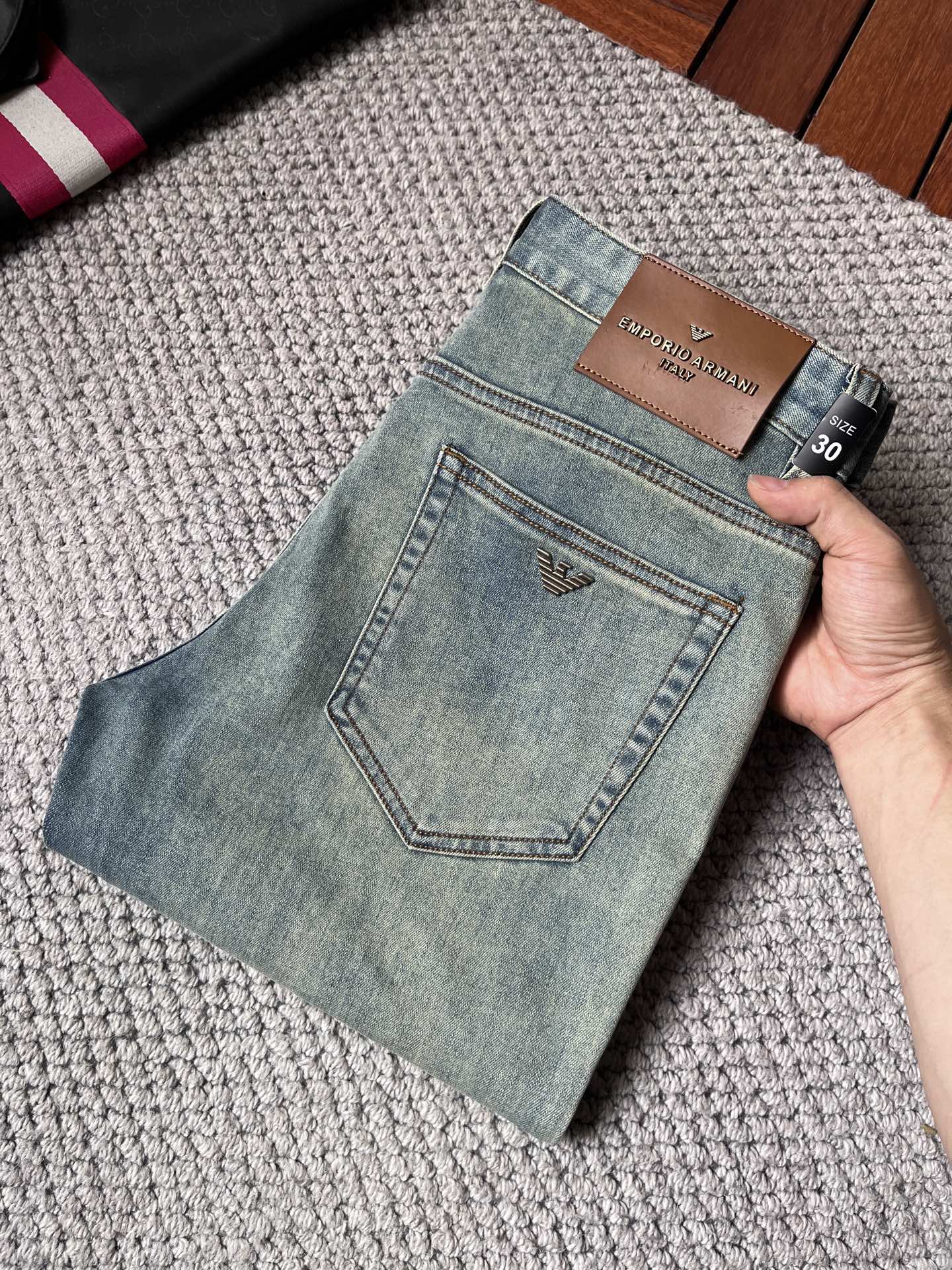 NO:862940,Armani Armani] 2026 spring and summer new men's new high fashion casual color lock jeans, simple and elegant, complete with three standards, the same style supports simple fashion, easy and versatile, comfortable and refreshing, the same style supports, century-old luxury brand, British traditional and noble design style, showing noble temperament and winning the favor of countless people, no matter what occasion you wear it, you will show a luxurious, noble and extraordinary temperament. Use imported high-elastic fabrics, designed by top masters  The ingenious work is very beautiful in person, and every detail can show the quality of the big brand. I think such a feature is enough to make people excited. It is a super versatile basic model that everyone has, and it is great value for money!  Sizes 29 to 38,,armani,armani,jeans,19860909Armani 阿玛尼】2026春夏新款男士新款高级时装休闲锁色牛仔裤, 简洁大气 三标齐全,同款支持简约时尚,从容百搭,舒适清爽同款支持,百年奢侈品牌,英伦传统高贵的设计风格,尽显高贵气质赢取无数人的欢心 无论什么场合穿上都尽显奢华、高贵非凡的气质 选用进口高弹面料 顶级大师设计 匠心著作实物非常漂亮,每个细节都能彰显大牌的品质感.我觉得这样一条特色足以让人心动.超百搭基本款人手一条,超值性价比！尺码29一38码,,armani,armani,jeans,,Men's clothing