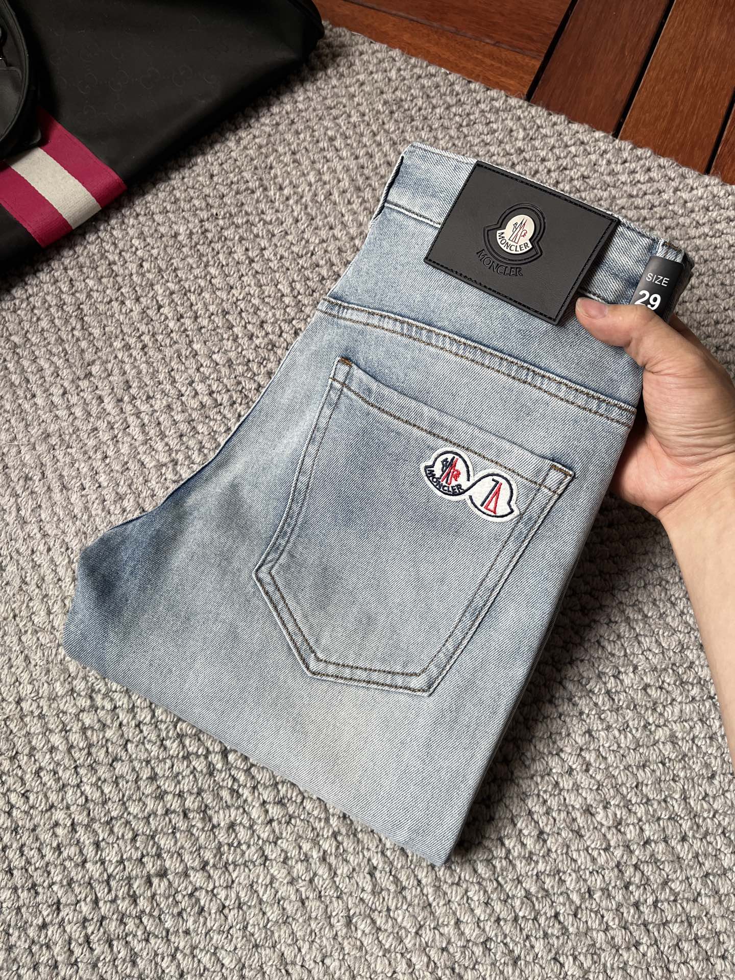 NO:862932,Mengkou, high-end customization, the latest jeans in early spring 2026, sold simultaneously at the counter, original custom-made replicas, customer-supplied hardware accessories, original quality, imported denim fabric with high elasticity, heavy washing, fine workmanship, and excellent upper body!  Preferred items Size: 29-38,,Moncler,jeans,19860909蒙口 高端定制、2026早春最新款牛仔裤 柜台同步发售 原版定制复刻 客供五金辅料 原单品质 进口牛仔面料高弹力 重工洗水 做工走线精细 上身绝佳！优选单品 码数: 29-38,,Moncler,jeans,,Men's clothing