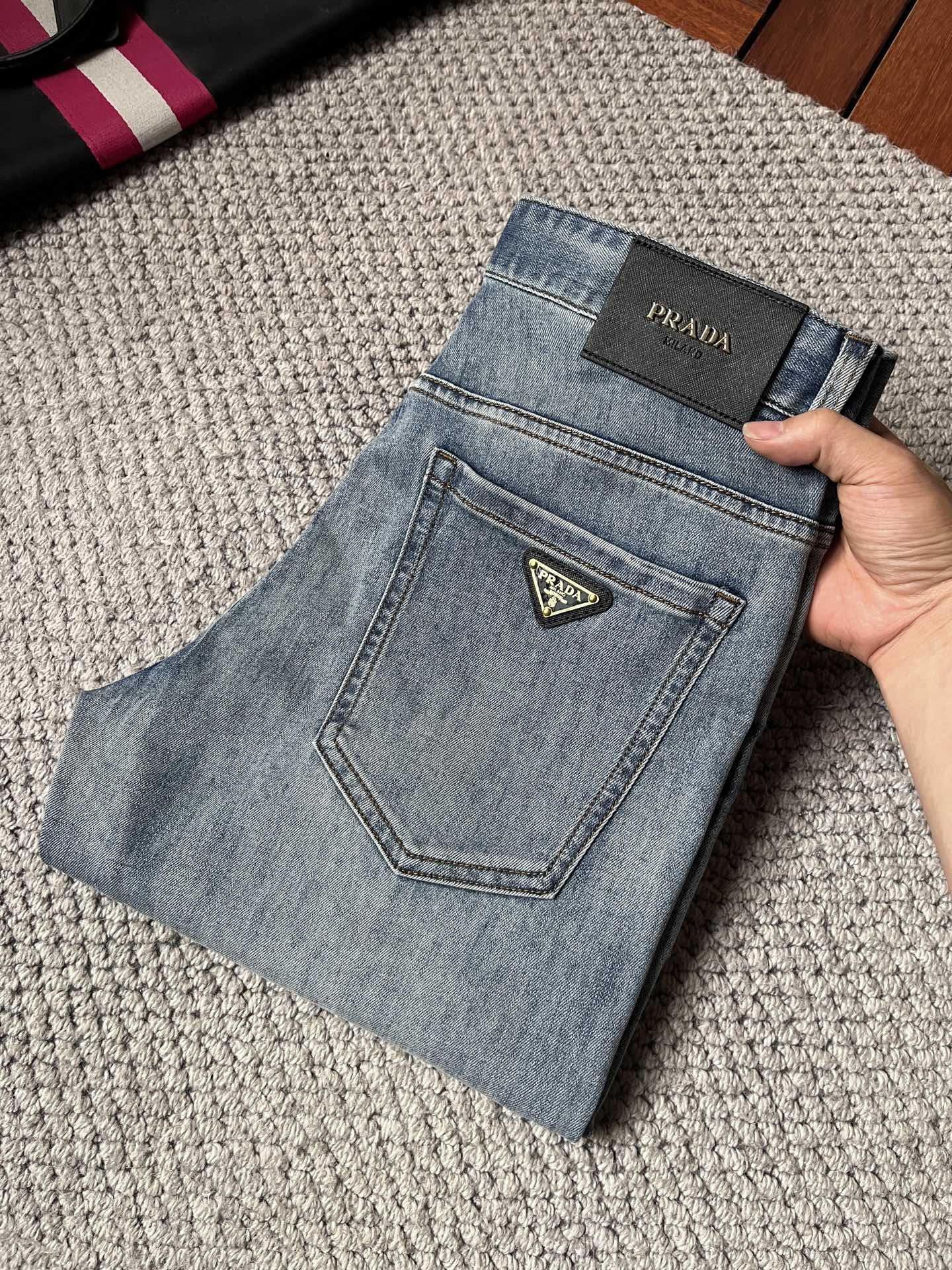 NO:862922,PRADA's 26-year-old new jeans counter is a hot-selling model. It shares taste and value. It is very comfortable to wear. It is low-key yet luxurious. It is very classy when worn. The style and cut of the trousers are needless to say. The upper body is exquisite and vivid. Really first-class and top-quality materials. Really palace-level casual pants, using Turkish cotton. A33 produces the most famous denim of outstanding quality. After heavy washing, the pants are very soft. The straight-leg version is not picky. The upper body is absolutely stylish.  Extremely luxurious!  Code number 29-38.No 37,,prada,prada,jeans,19860909PRADA 普拉达 26年新品牛仔裤专柜热销款 品味与价值共享 身穿着非常舒适 低调不失奢华 穿出去非常有档次,裤型款式和裁剪亦无需多言 上身精致跃然.真正一等一顶级质料 真正殿堂级的休闲裤,选用土耳其的棉花 A33生产出最有名的单宁布品质卓然 经过重水洗使得裤子很柔软 直脚的版型 不挑人 上身绝对的有型 极度奢华！码数29-38.无37,,prada,prada,jeans,,Men's clothing