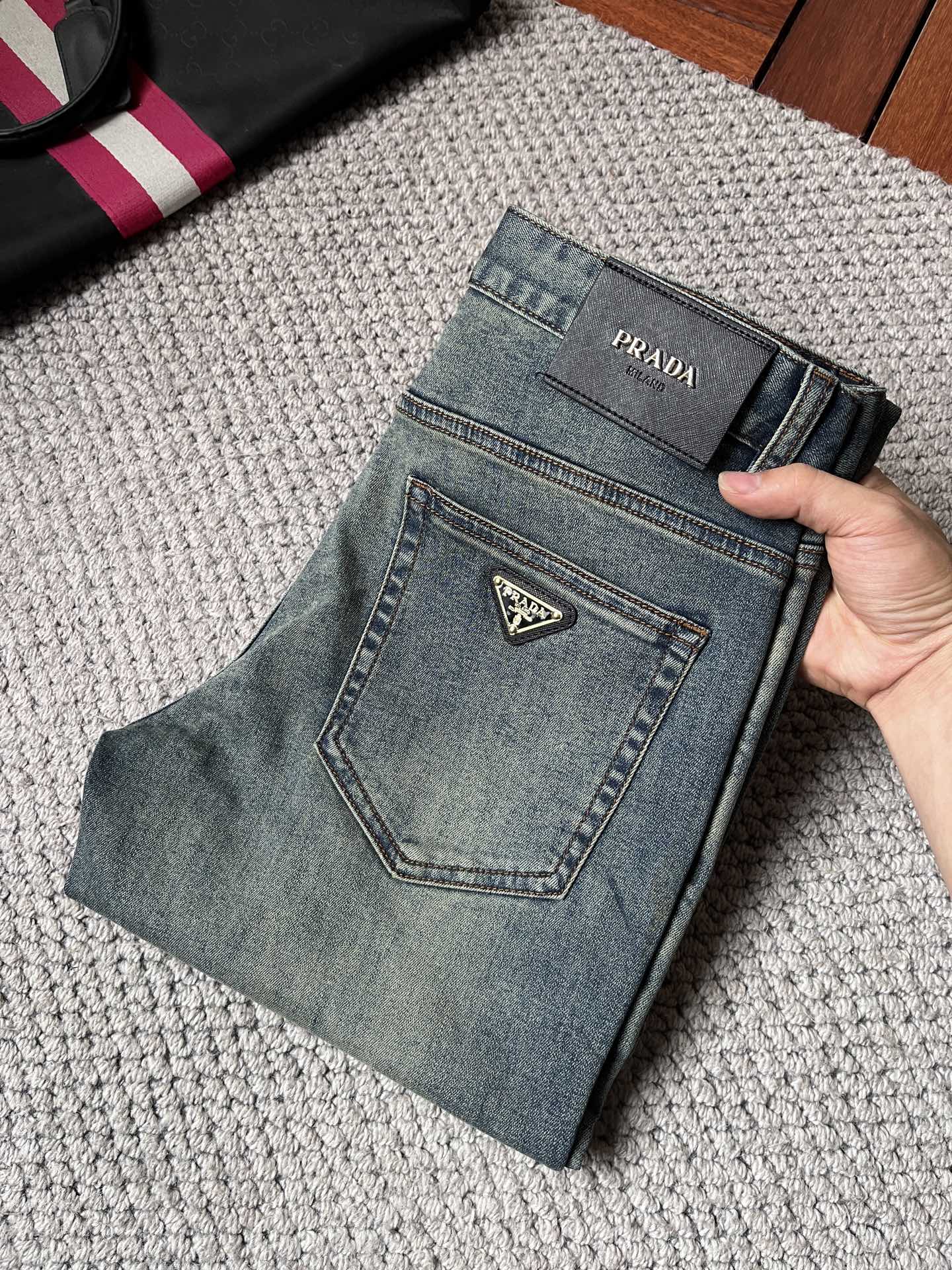 NO:862914,PRADA's 26-year-old new jeans counter is a hot-selling model. It shares taste and value. It is very comfortable to wear. It is low-key yet luxurious. It is very classy when worn. The style and cut of the trousers are needless to say. The upper body is exquisite and vivid. Really first-class and top-quality materials. Really palace-level casual pants, using Turkish cotton. A33 produces the most famous denim of outstanding quality. After heavy washing, the pants are very soft. The straight-leg version is not picky. The upper body is absolutely stylish.  Extremely luxurious!  Code number 29-38.No 37,,prada,prada,jeans,19860909PRADA 普拉达 26年新品牛仔裤专柜热销款 品味与价值共享 身穿着非常舒适 低调不失奢华 穿出去非常有档次,裤型款式和裁剪亦无需多言 上身精致跃然.真正一等一顶级质料 真正殿堂级的休闲裤,选用土耳其的棉花 A33生产出最有名的单宁布品质卓然 经过重水洗使得裤子很柔软 直脚的版型 不挑人 上身绝对的有型 极度奢华！码数29-38.无37,,prada,prada,jeans,,Men's clothing