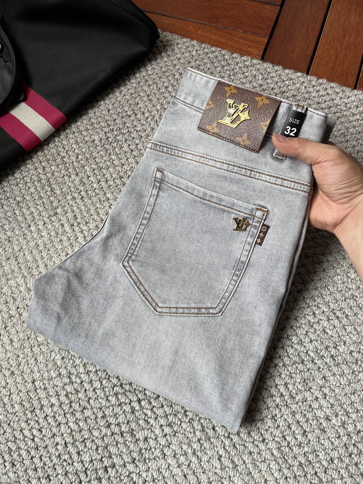 NO:862907,LV high-end customization, the latest jeans, sold simultaneously at the counter, original customization, customer-supplied hardware accessories, original quality, imported solid-color denim elastic fabric, heavy washing, fine workmanship, and excellent upper body!  The preferred items are complete with three standards.……………………………………………… Size29-38,,louis vuitton,jeans,19860909LV 高端定制、最新款牛仔裤 柜台同步发售 原版定制 客供五金辅料 原单品质 进口固色牛仔弹力面料 重工洗水 做工走线精细 上身绝佳！优选单品 三标齐全.…………………………………………………… Size29-38,,louis vuitton,jeans,,Men's clothing